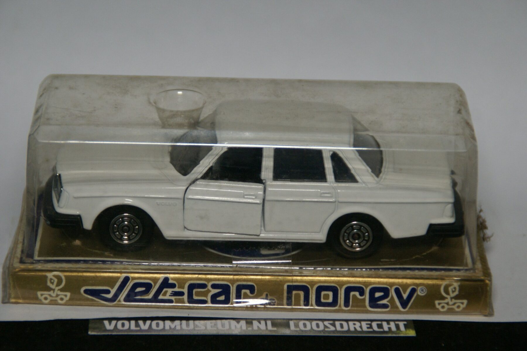 DSC02535 miniatuur Volvo 264 wit 1op43 Norev MB