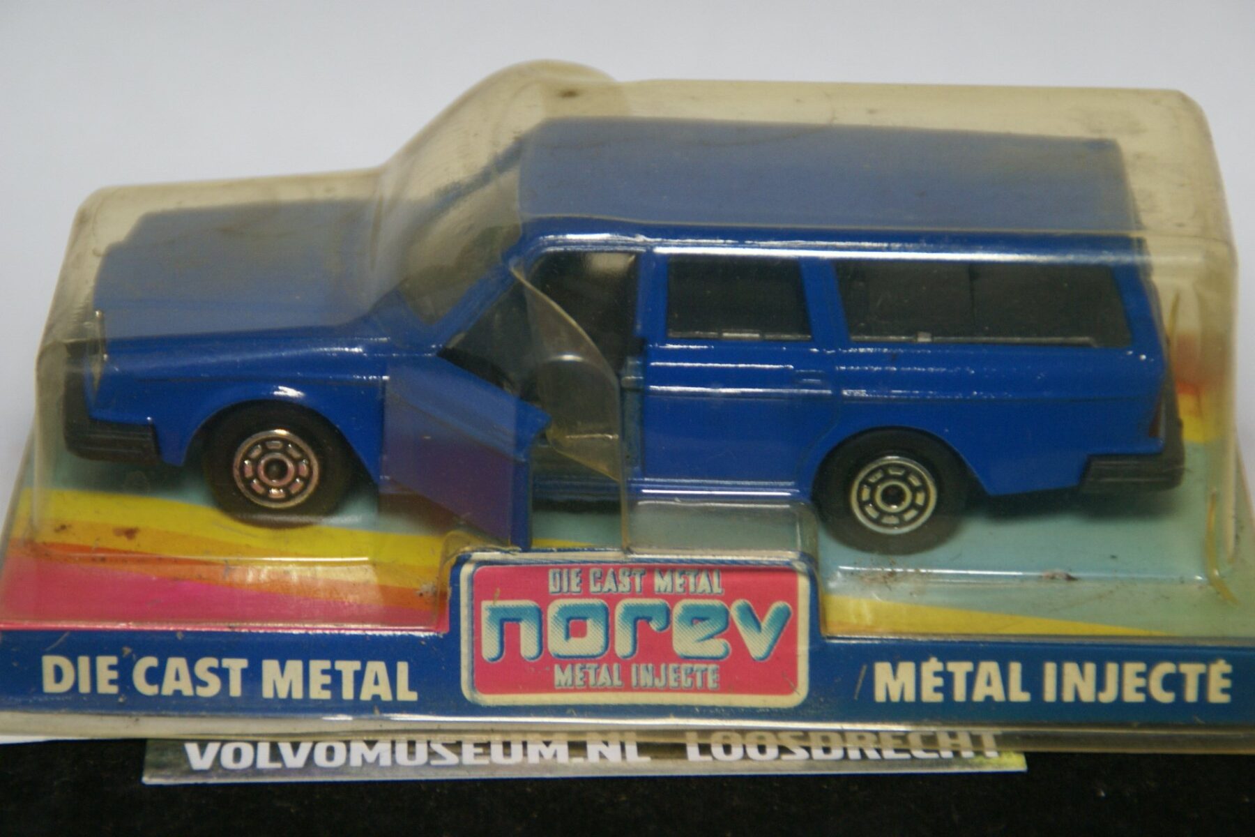 DSC02540 miniatuur Volvo 265 blauw 1op43 Norev MB