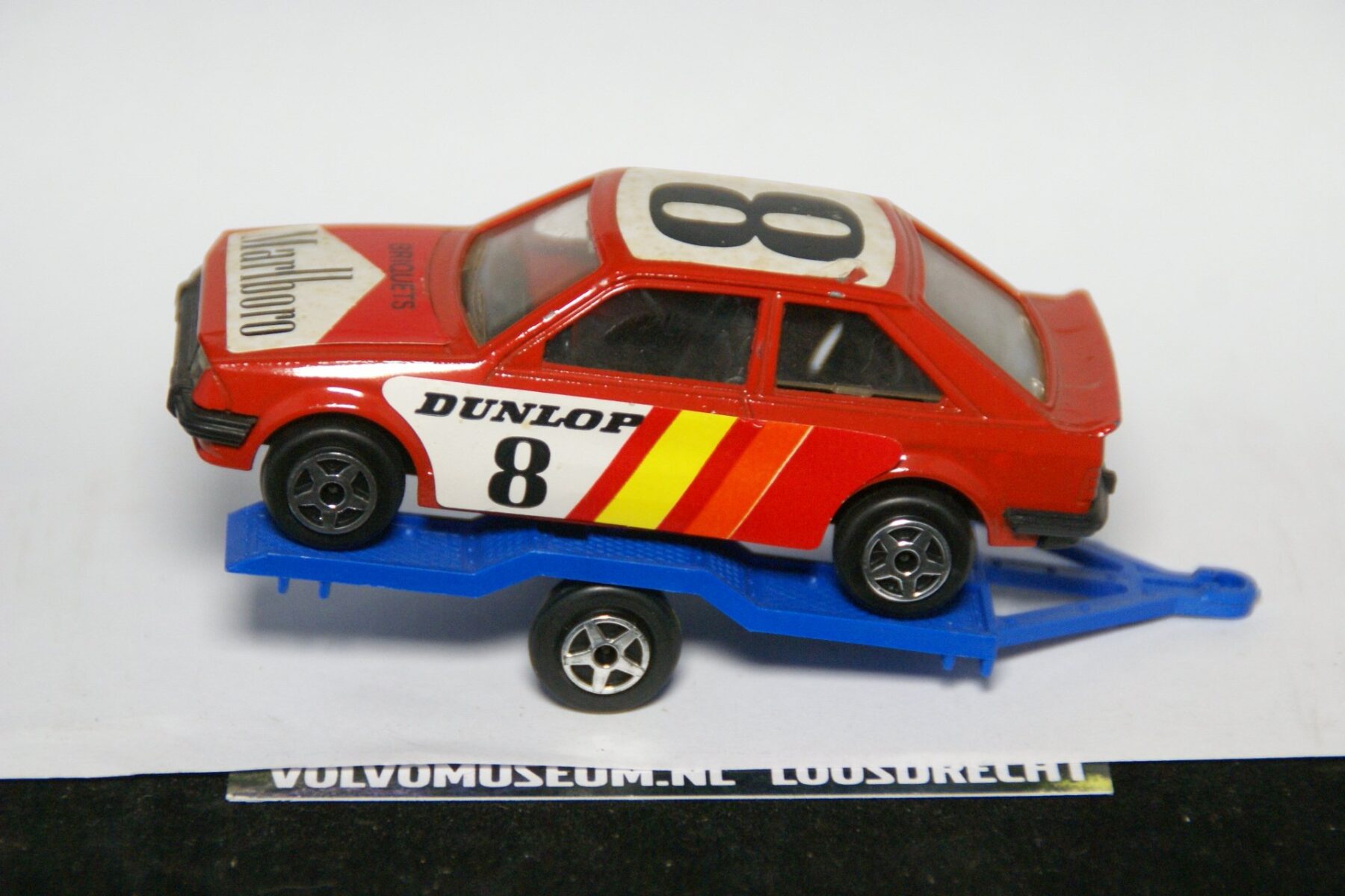 DSC02542 miniatuur aanhanger met raceauto van Volvo 265 rood 1op43 Norev Mint