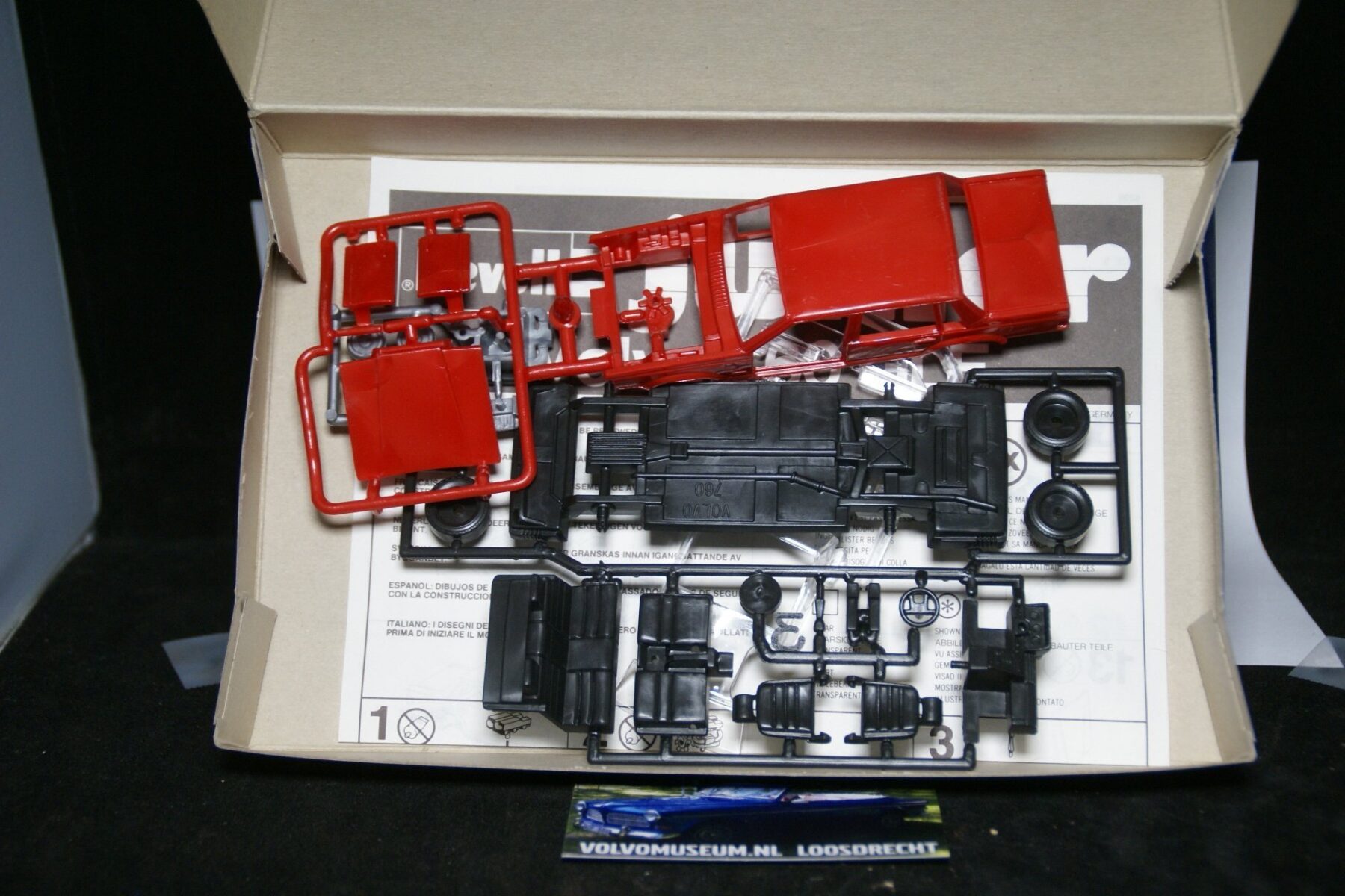DSC02551 miniatuur Volvo 764 rood kit ca 1op43 Revell MB