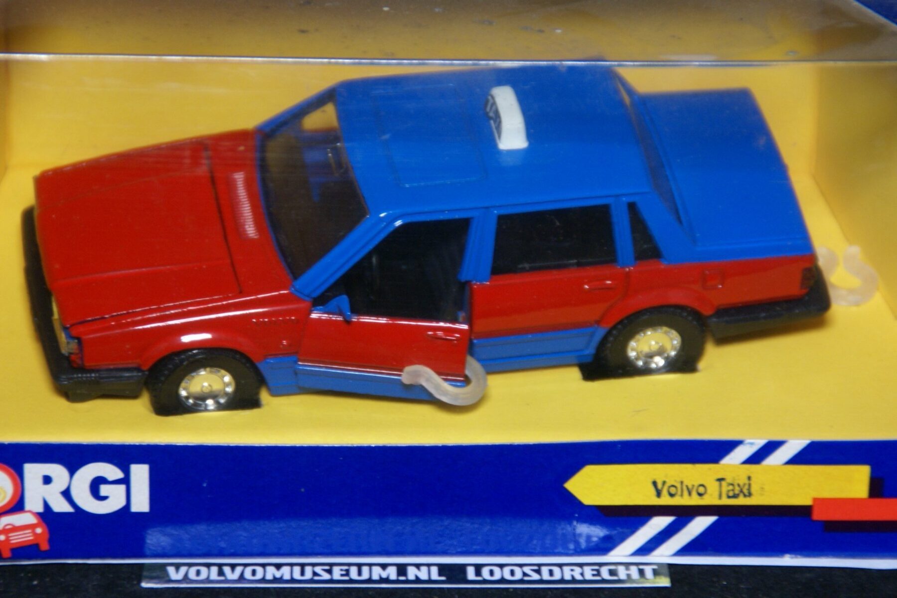 DSC02560 miniatuur Volvo 764 TAXI blauw rood ca 1op40 Corgi Toys 10435 MB