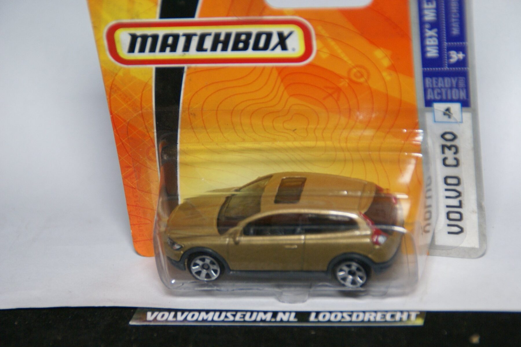 DSC02587 miniatuur Volvo C30 goud ca 1op75 Matchbox 08626 MB