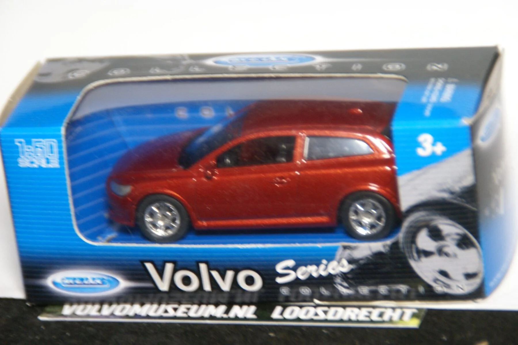 DSC02589 miniatuur Volvo C30 roodmet 1op50 Welly 102950 MB