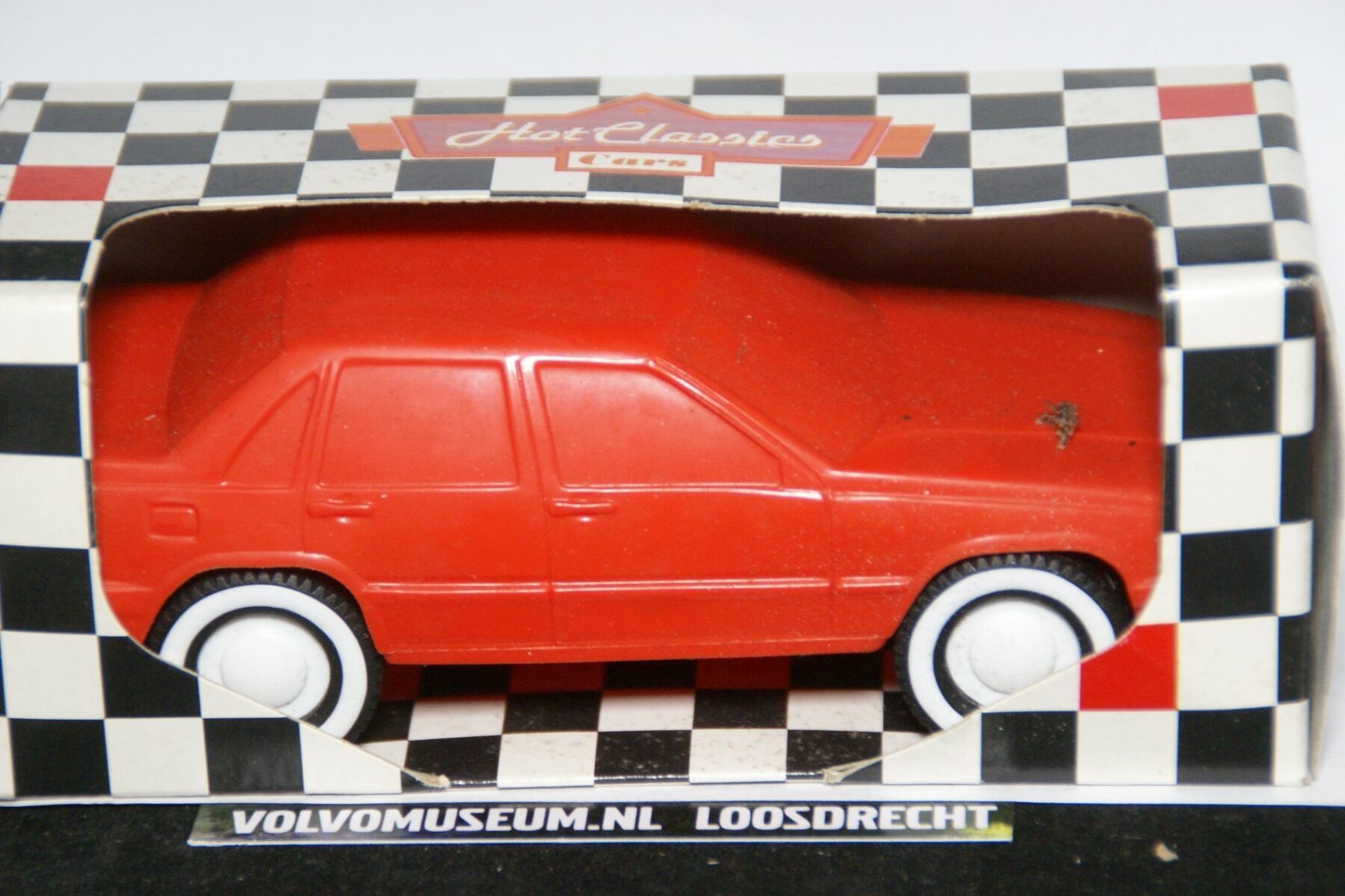 DSC02602 miniatuur Volvo 850 854 rood ca 1op40 Hot Classics 332004 MB