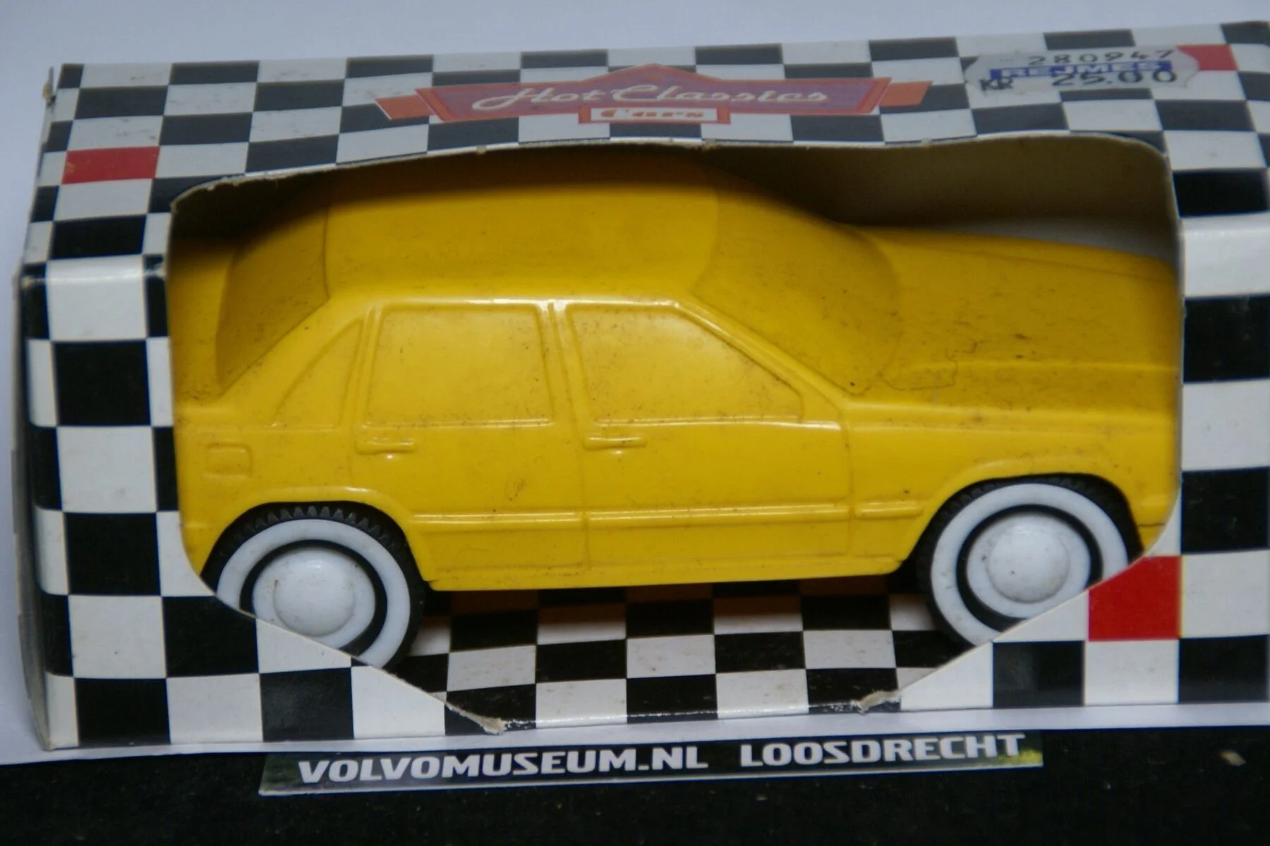 DSC02604 miniatuur Volvo 850 854 geel ca 1op40 Hot Classics 332004 MB
