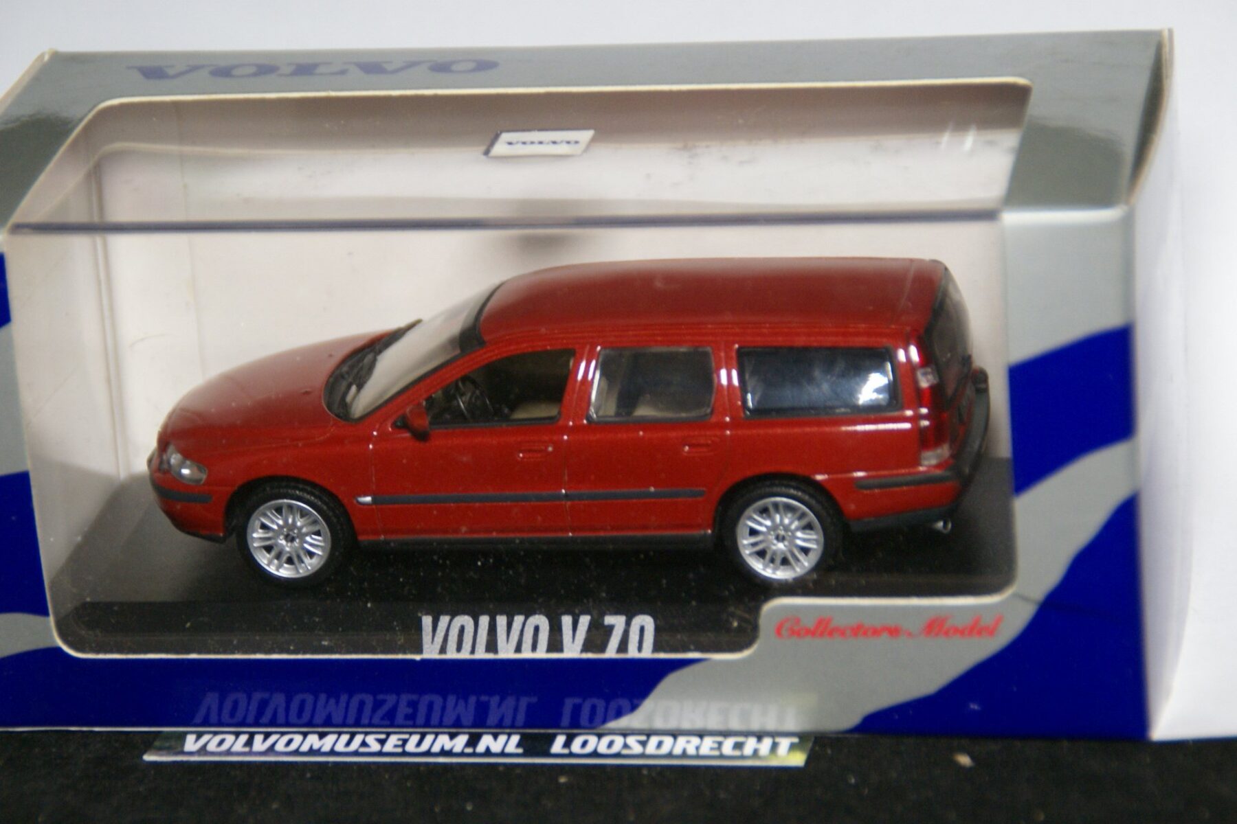 DSC02624 miniatuur Volvo V70 rood 1op43 Volvo (Minichamps) MB