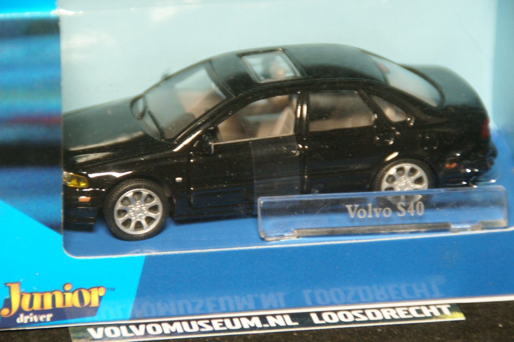 DSC02631 miniatuur Volvo S40  zwart met naambordje 1op43 Brio MB