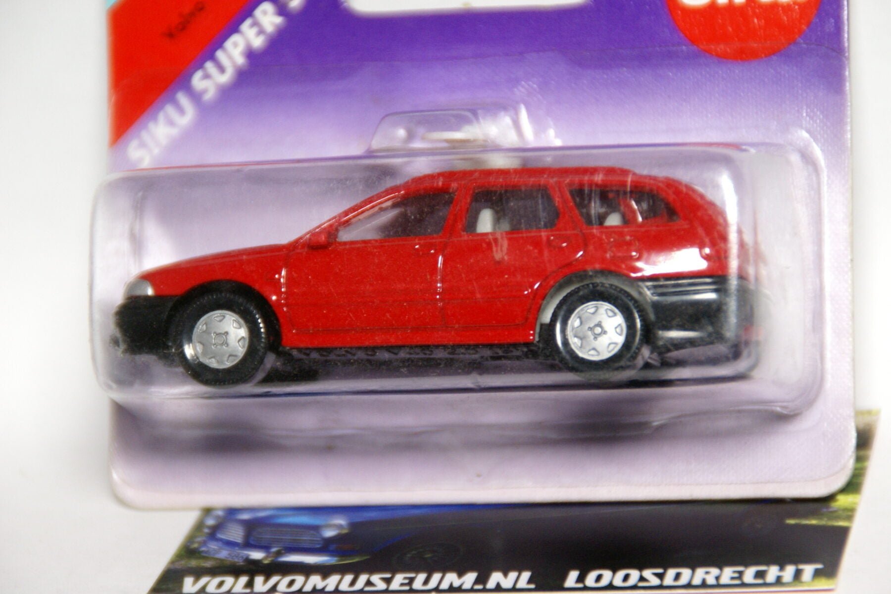 DSC02646 miniatuur Volvo V40 rood ca 1op70 Siku MB