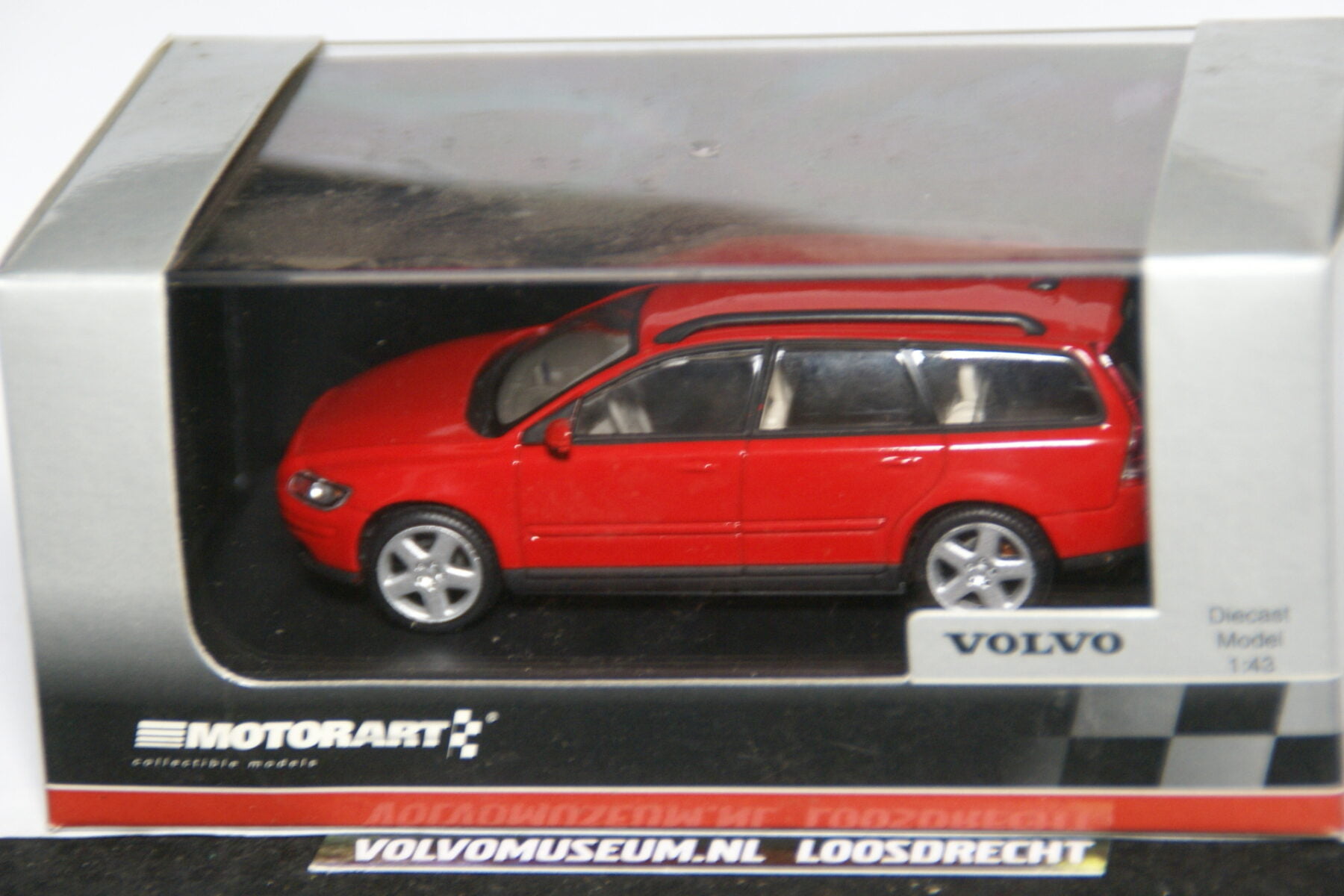 DSC02649 miniatuur Volvo V50 rood 1op43 Motorart 012401 MB