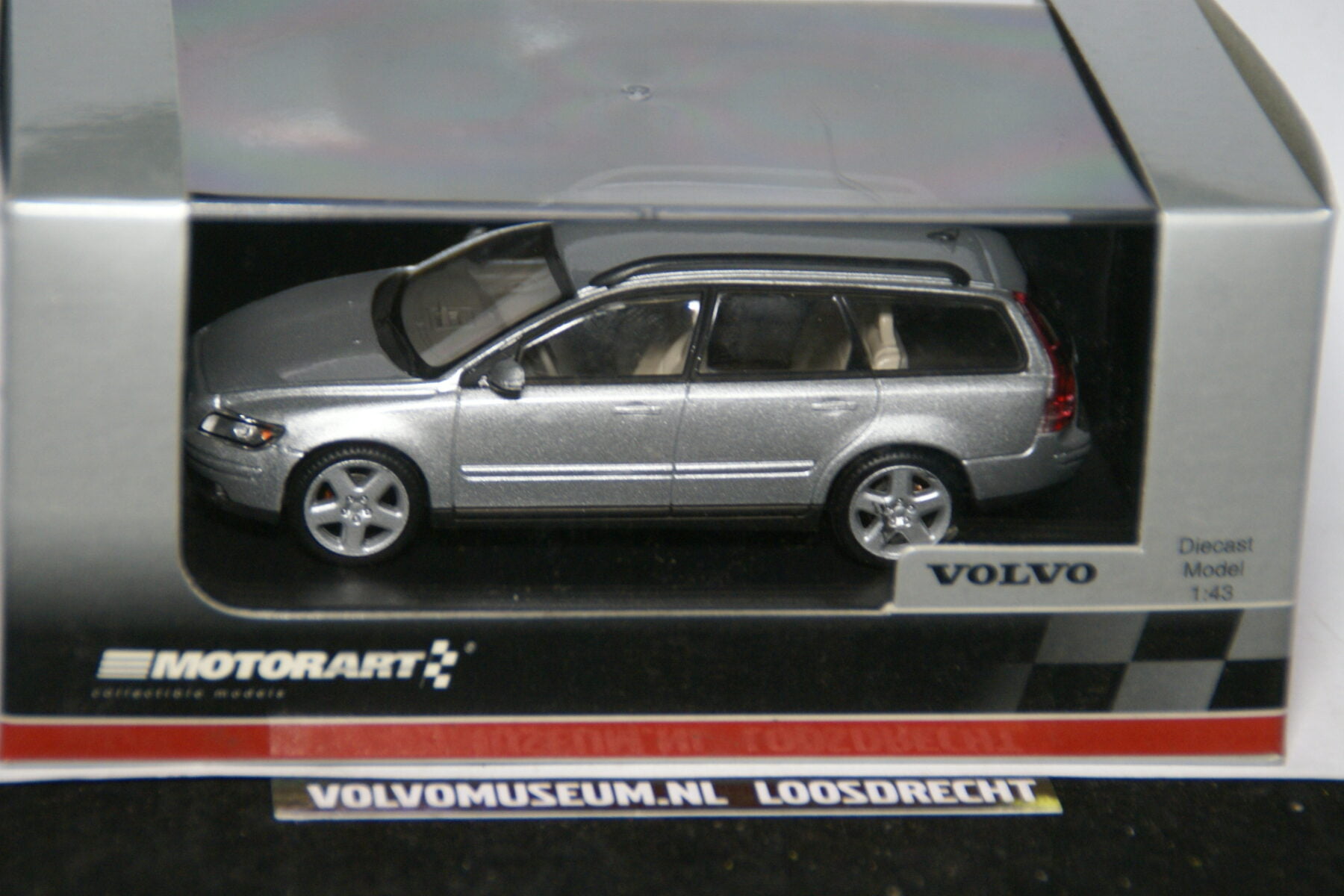 DSC02661 miniatuur Volvo V50 zilvermet 1op43 Motorart 012333 MB