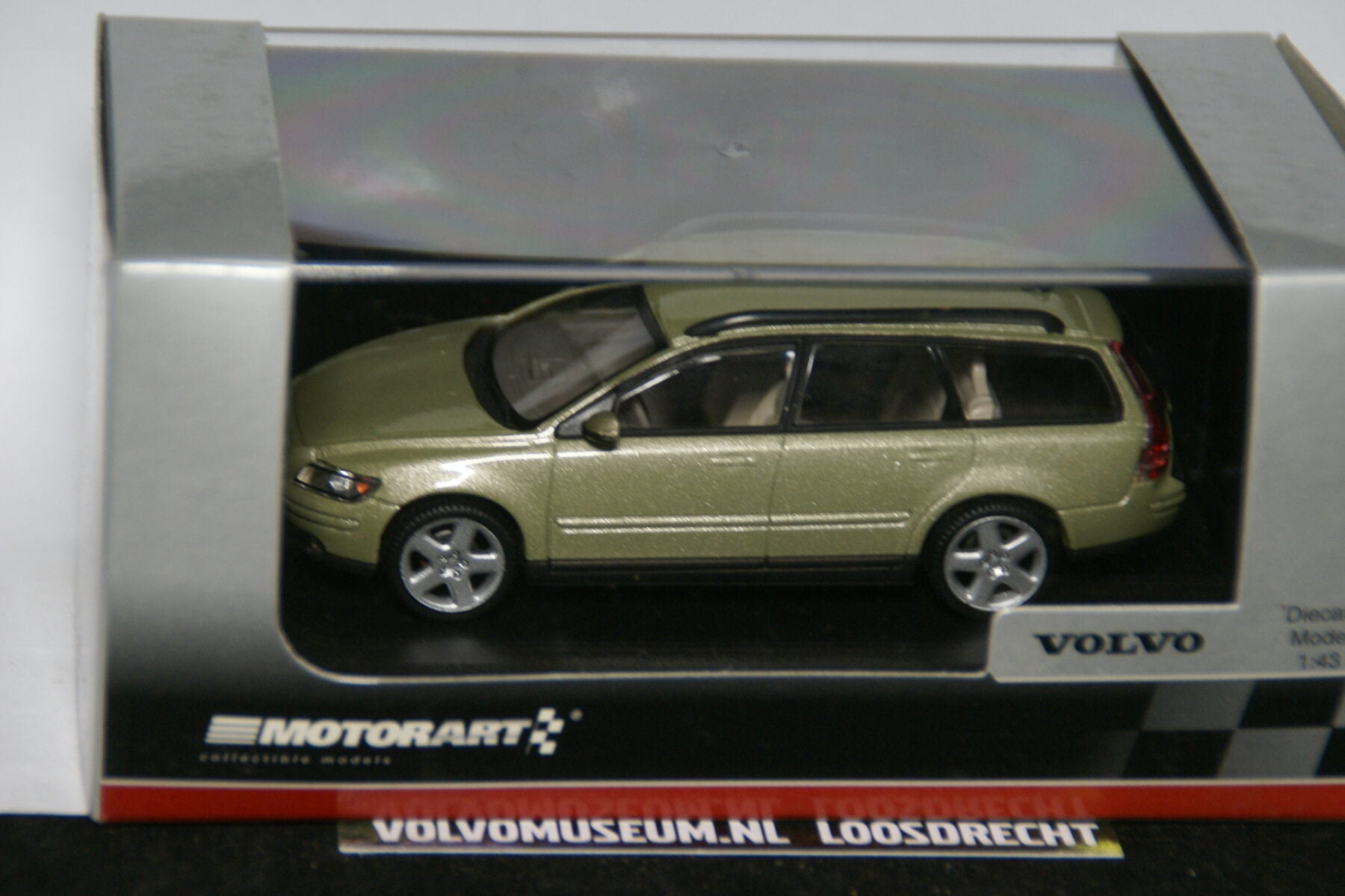 DSC02663 miniatuur Volvo V50 groenmet 1op43 Motorart 012395 MB