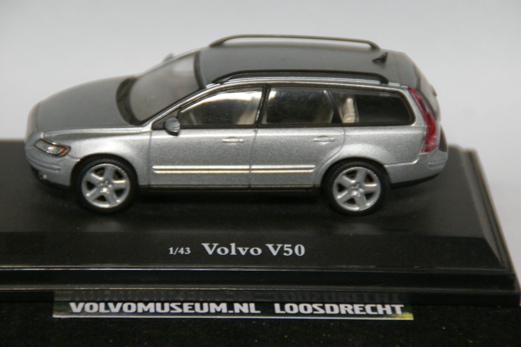 DSC02665 miniatuur Volvo V50 zilvermet 1op43 Brio 027241 Mint