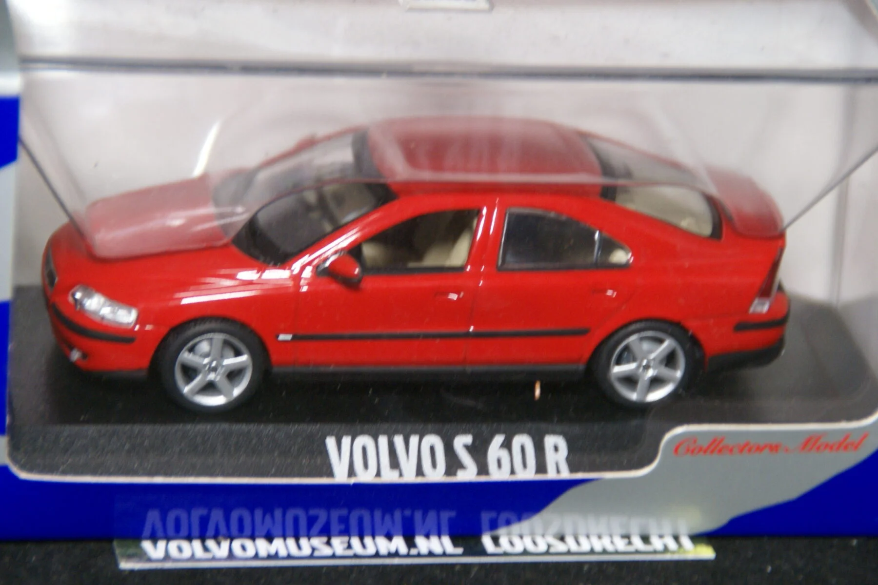 DSC02670 miniatuur Volvo S60R rood 1op43 Volvo (Minichamps) MB