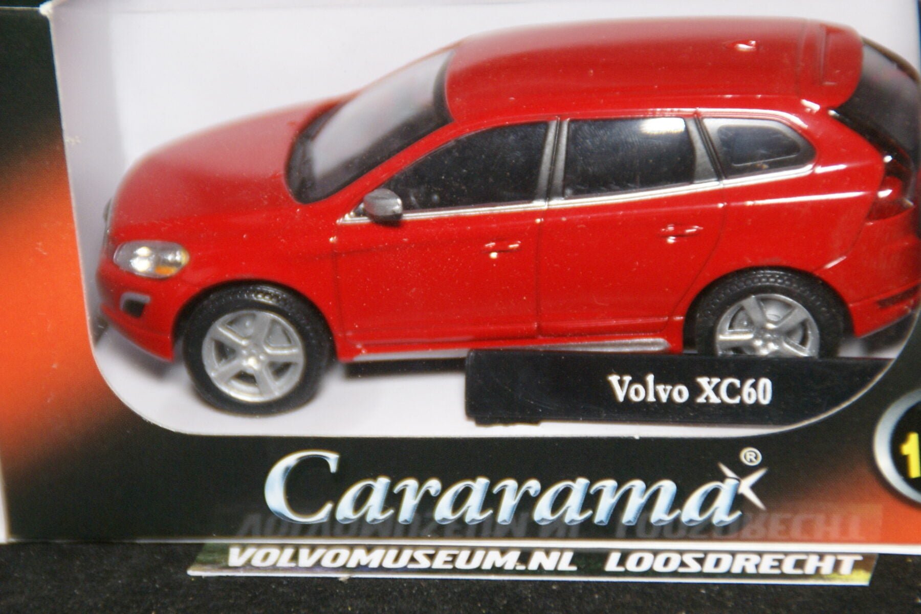 DSC02677 miniatuur Volvo XC60 rood 1op43 Carrarama 014395 MB