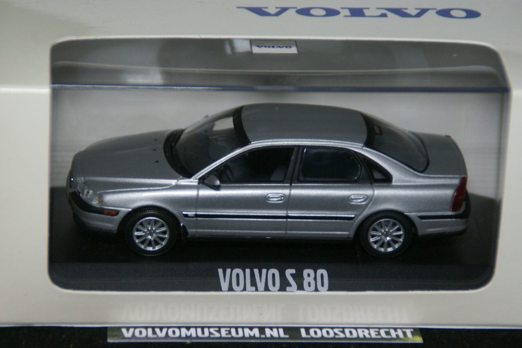 DSC02702 miniatuur Volvo S80 grijsmet 1op43 Volvo (Minichamps) MB