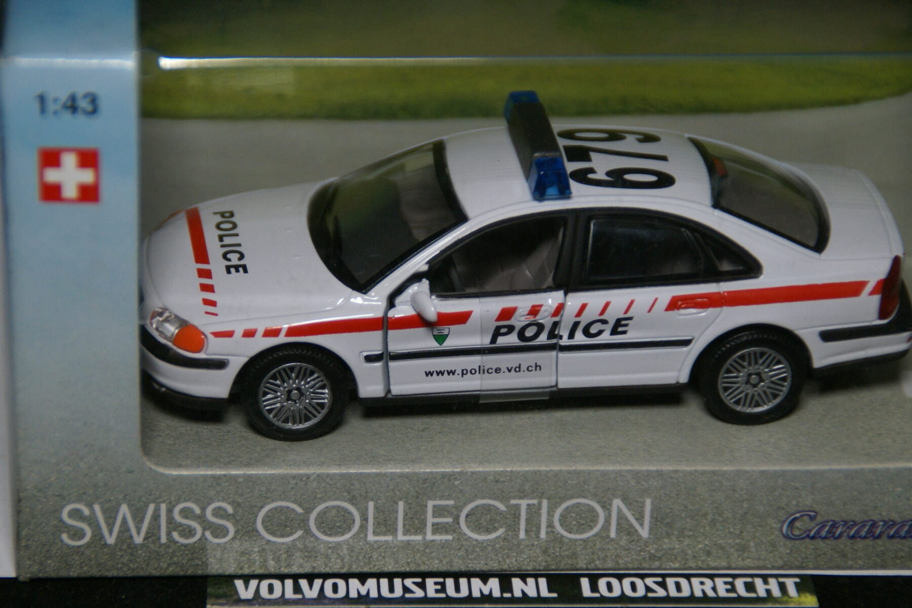 DSC02707 miniatuur Volvo S80 Swiss police 1op43 Carrarama 200760 MB