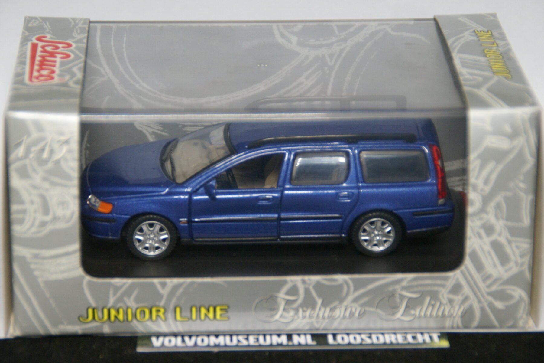 DSC02712 miniatuur Volvo V70 blauwmet 1op43 Schuco 390090 MB