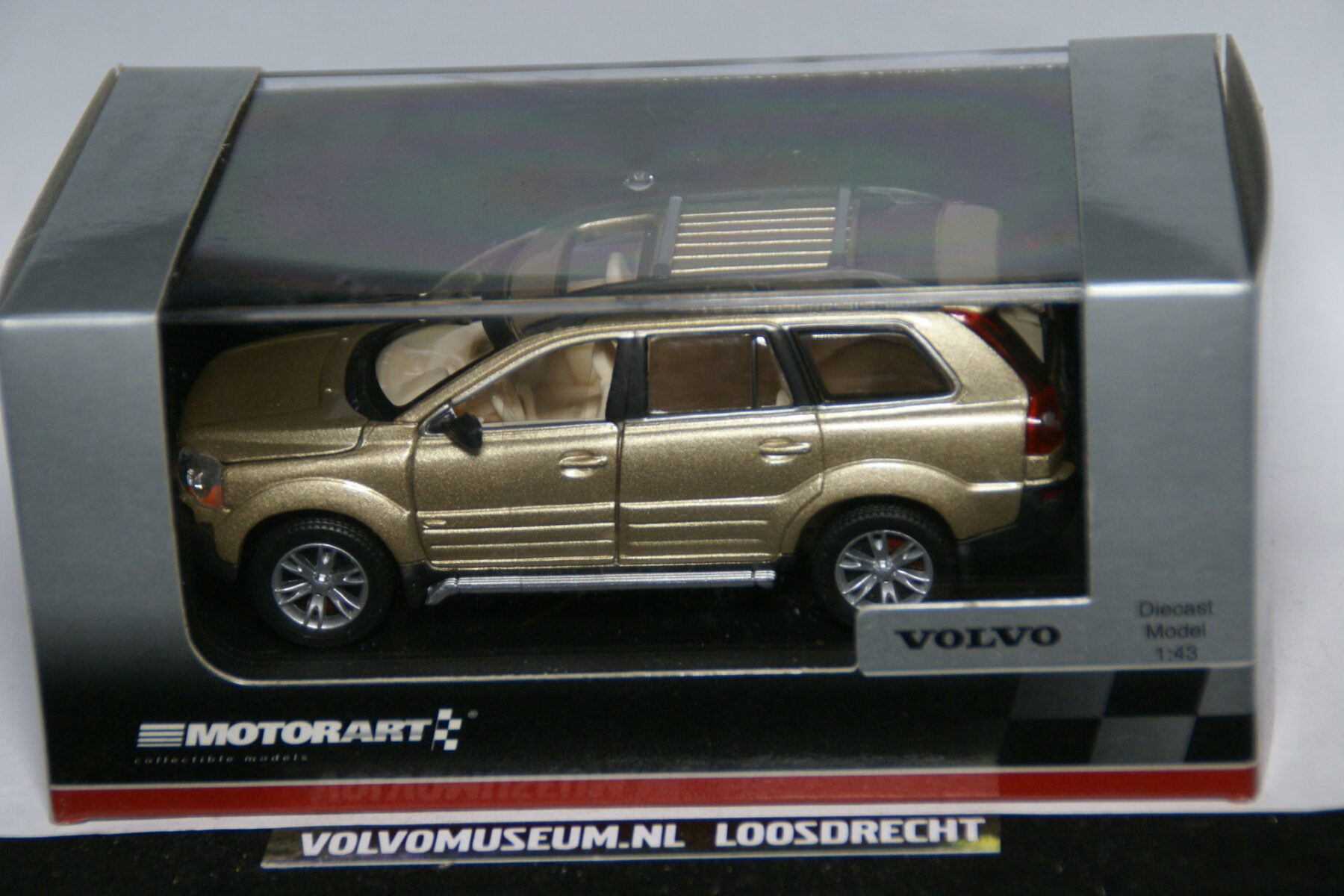 DSC02720 miniatuur Volvo XC0 goudmet 1op43 Motorart 012357 MB