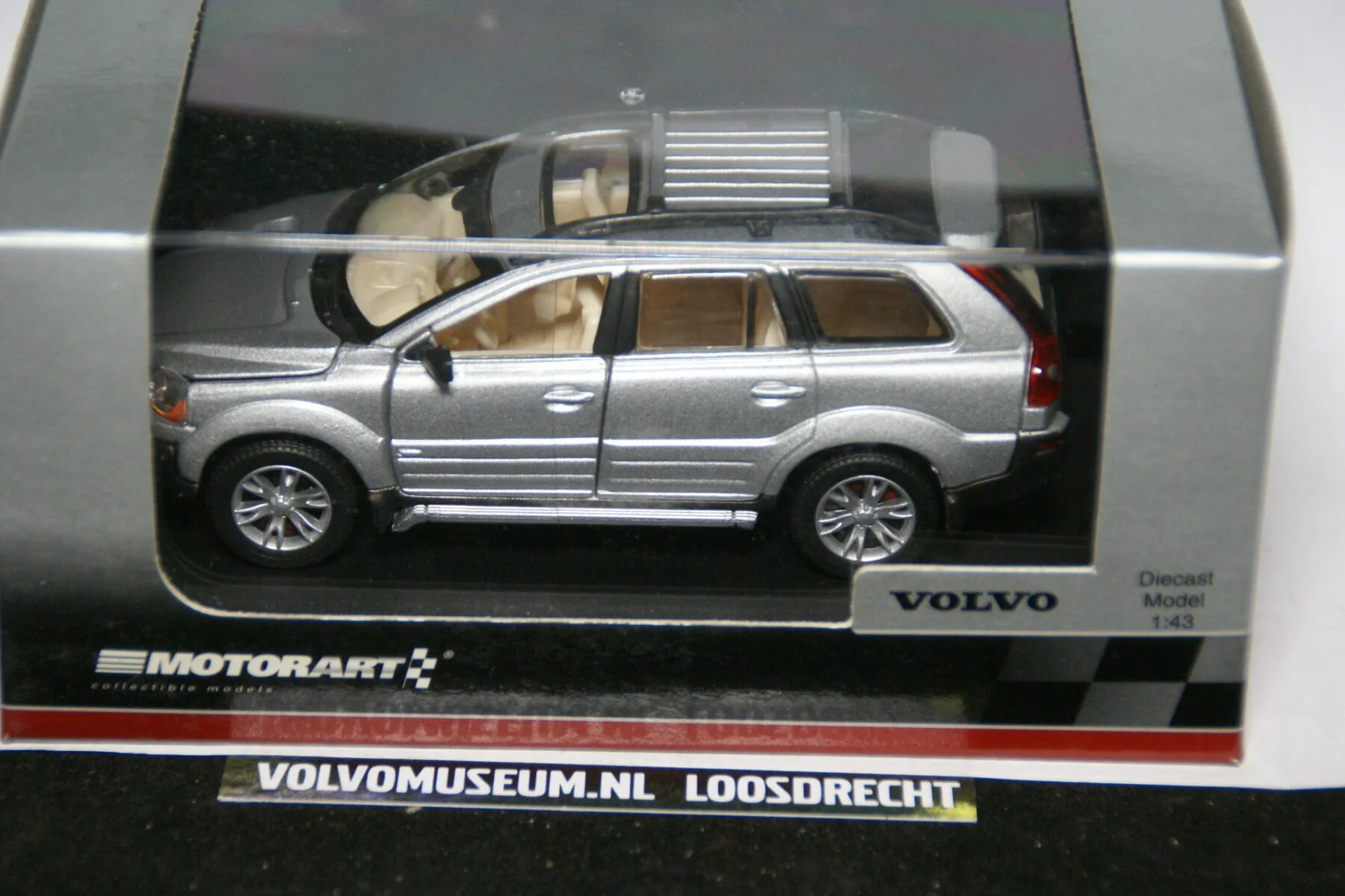 DSC02724 miniatuur Volvo XC0 silvermet 1op43 Motorart 012326 MB
