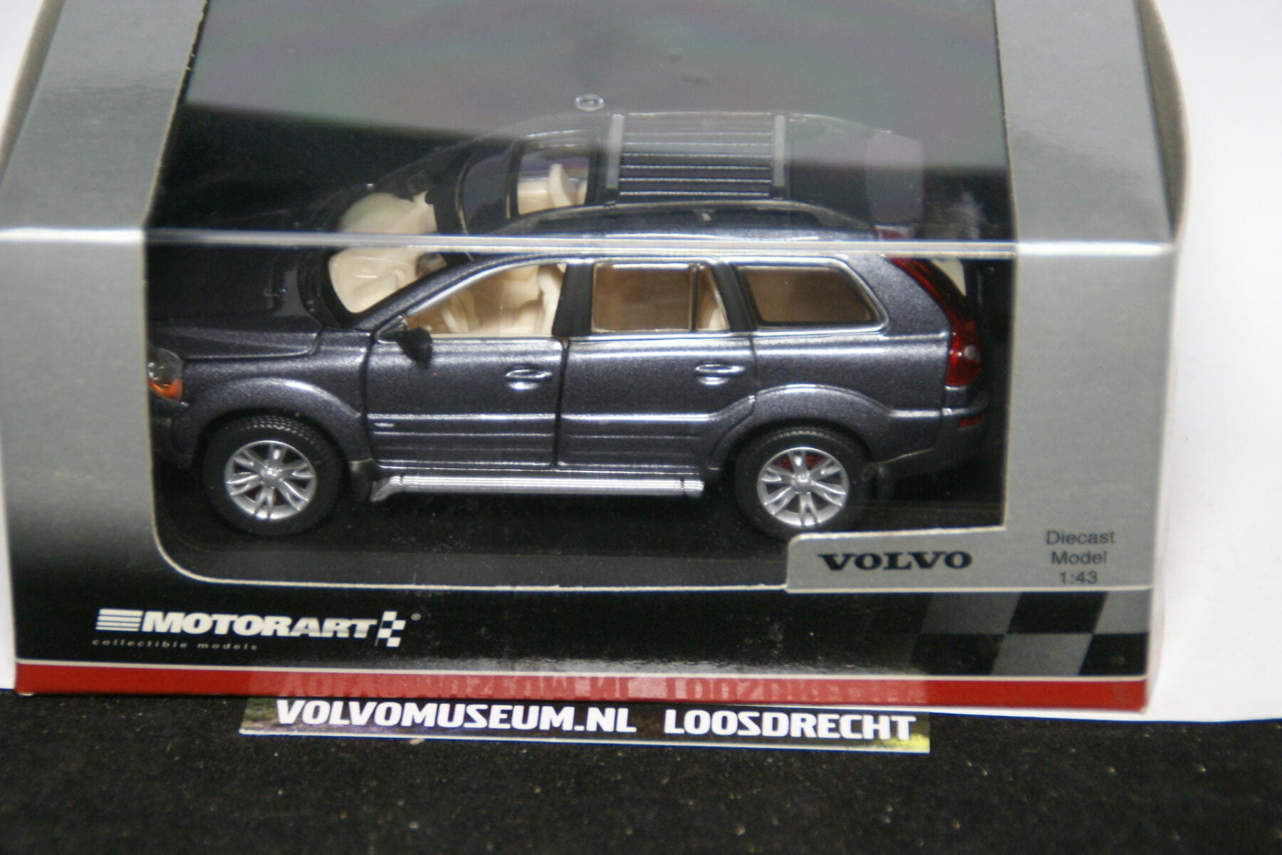 DSC02726 miniatuur Volvo XC0 grijsmet 1op43 Motorart 012340 MB