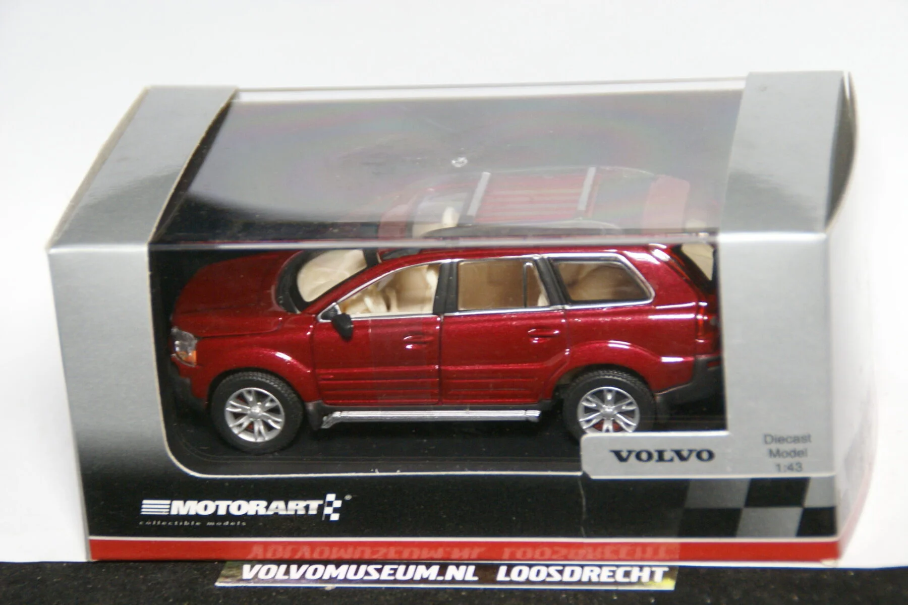DSC02728 miniatuur Volvo XC0 roodmet 1op43 Motorart 012364 MB