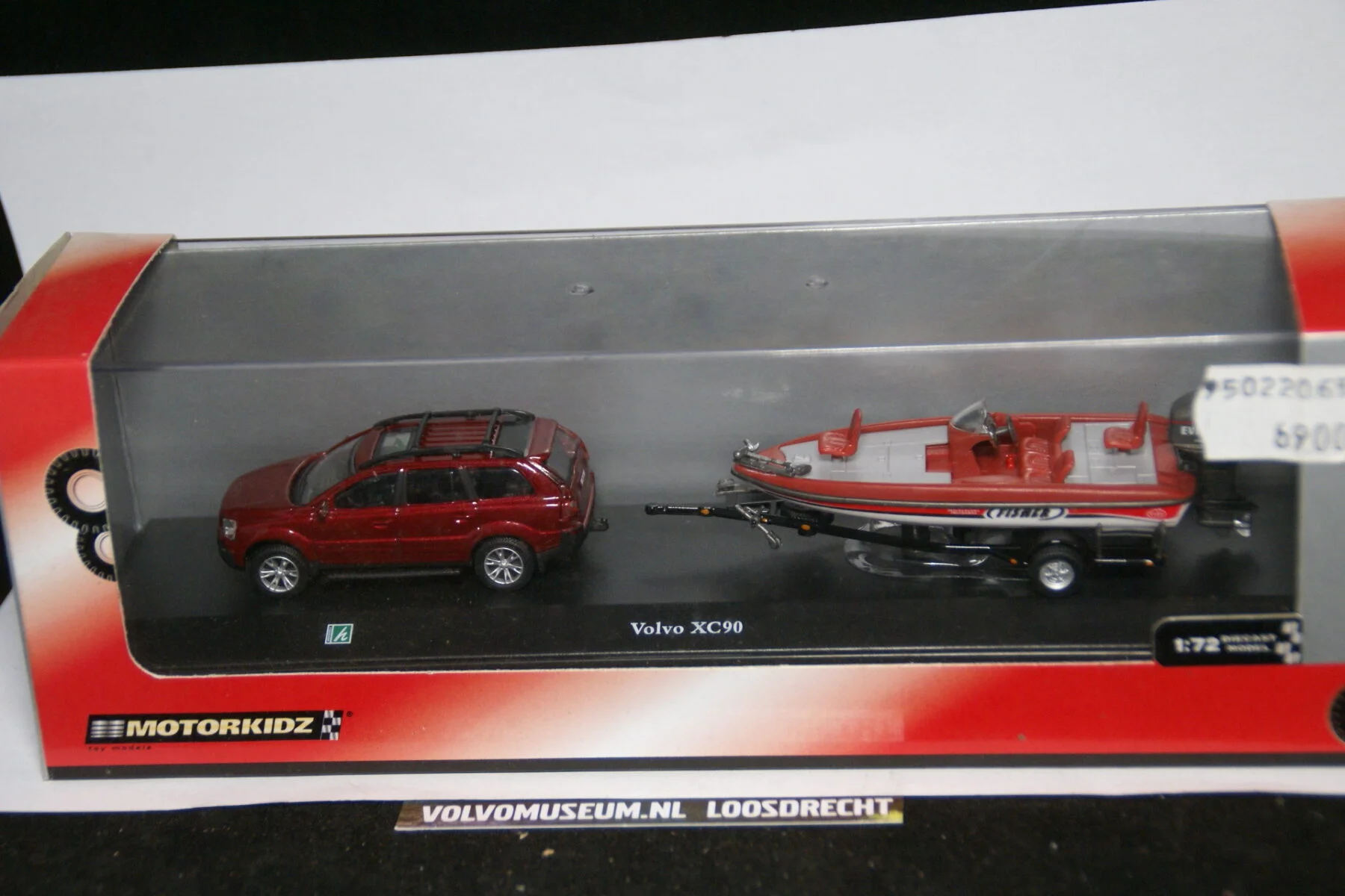 DSC02765 miniatuur Volvo XC90 rood met boot op trailer ca 1op70 Motorkidz 050045 MB