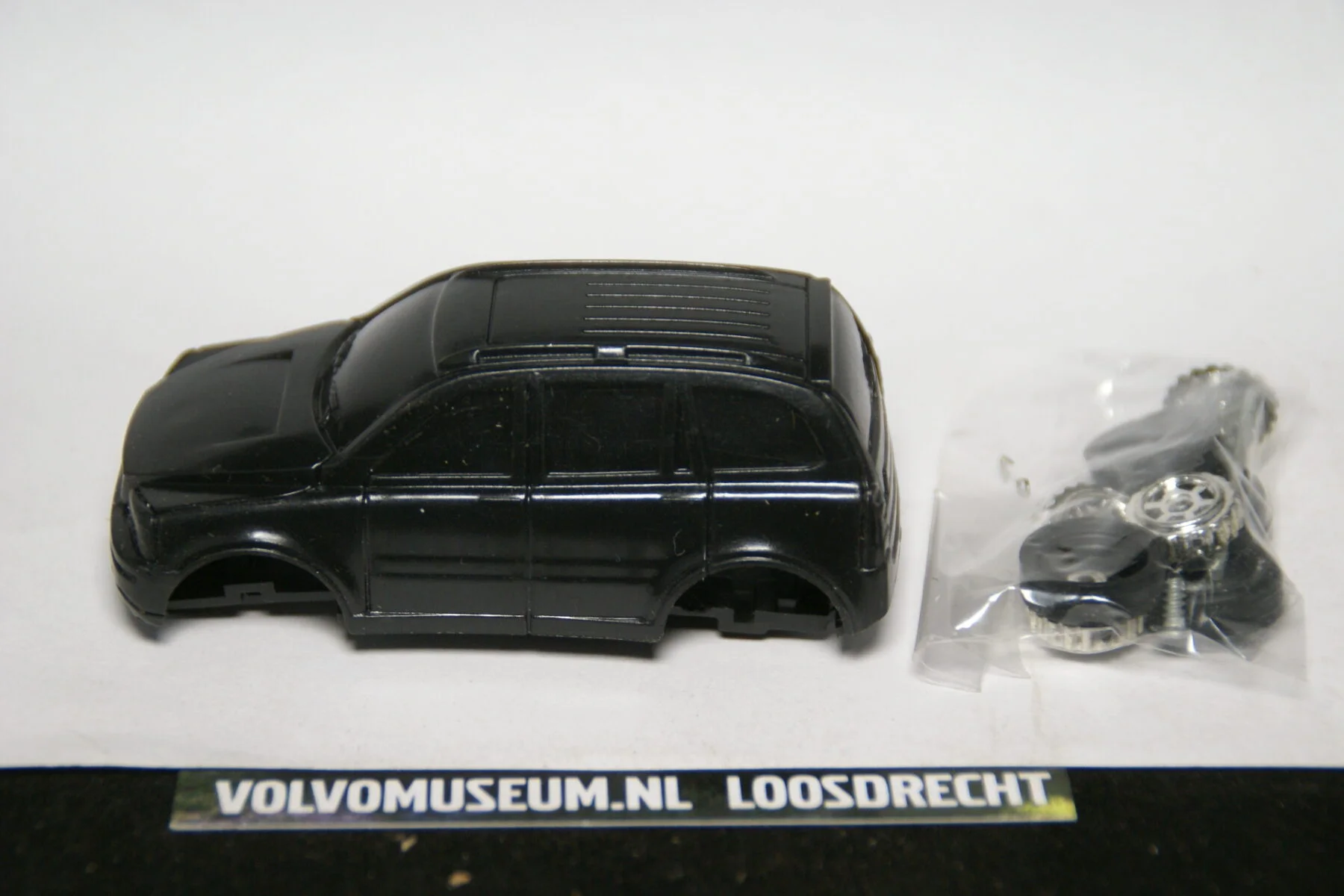 DSC02768 miniatuur Volvo XC90 zwart ca 1op70 kit Mint