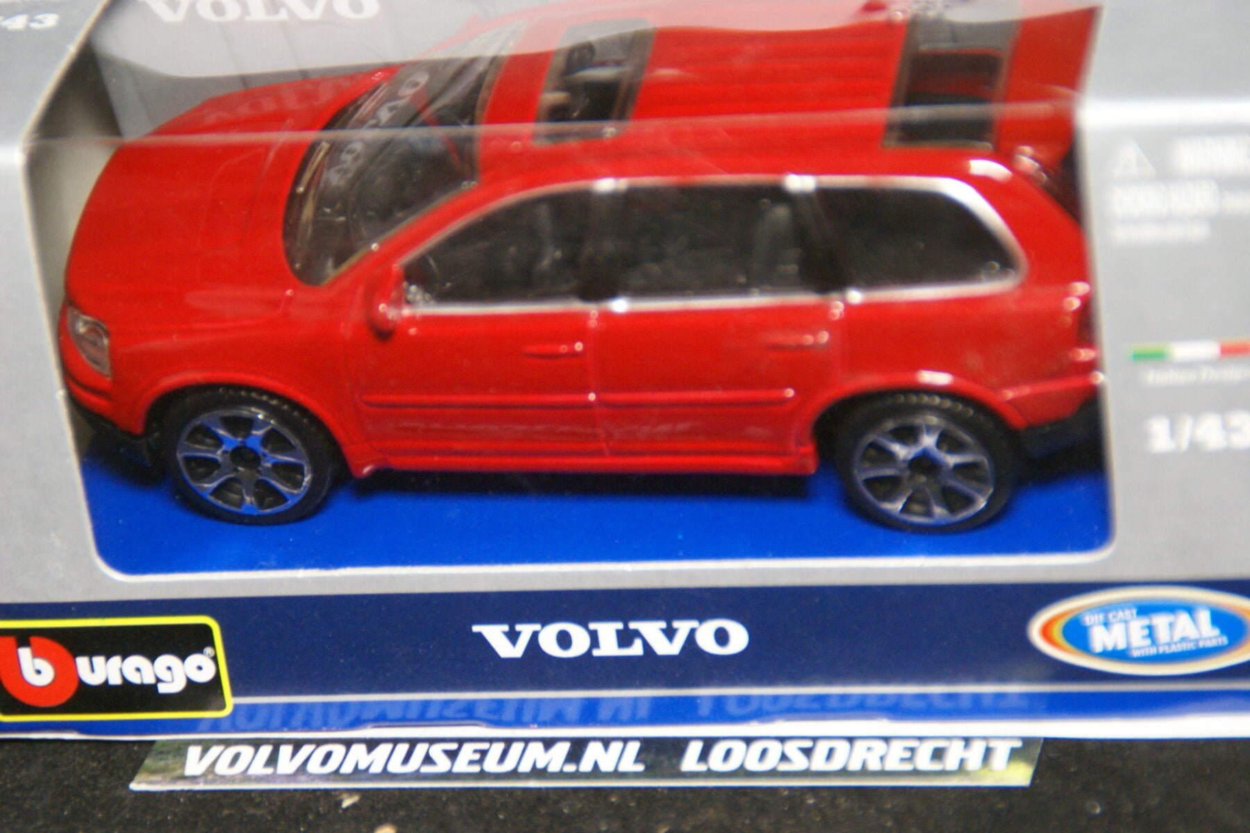DSC02780 miniatuur Volvo XC90 rood 1op43 Bburago 300006 MB