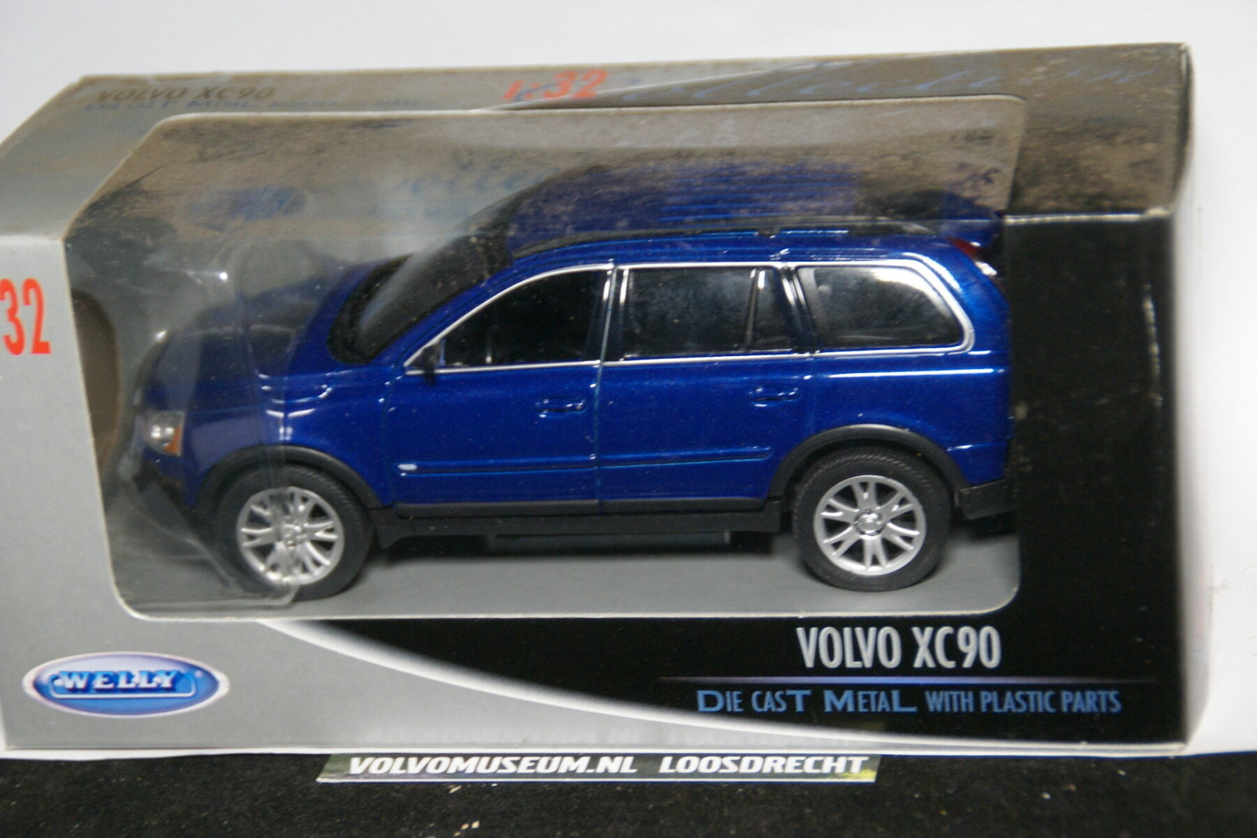 DSC02787 miniatuur Volvo XC90 blauwmet 1op32 Welly 035505 MB