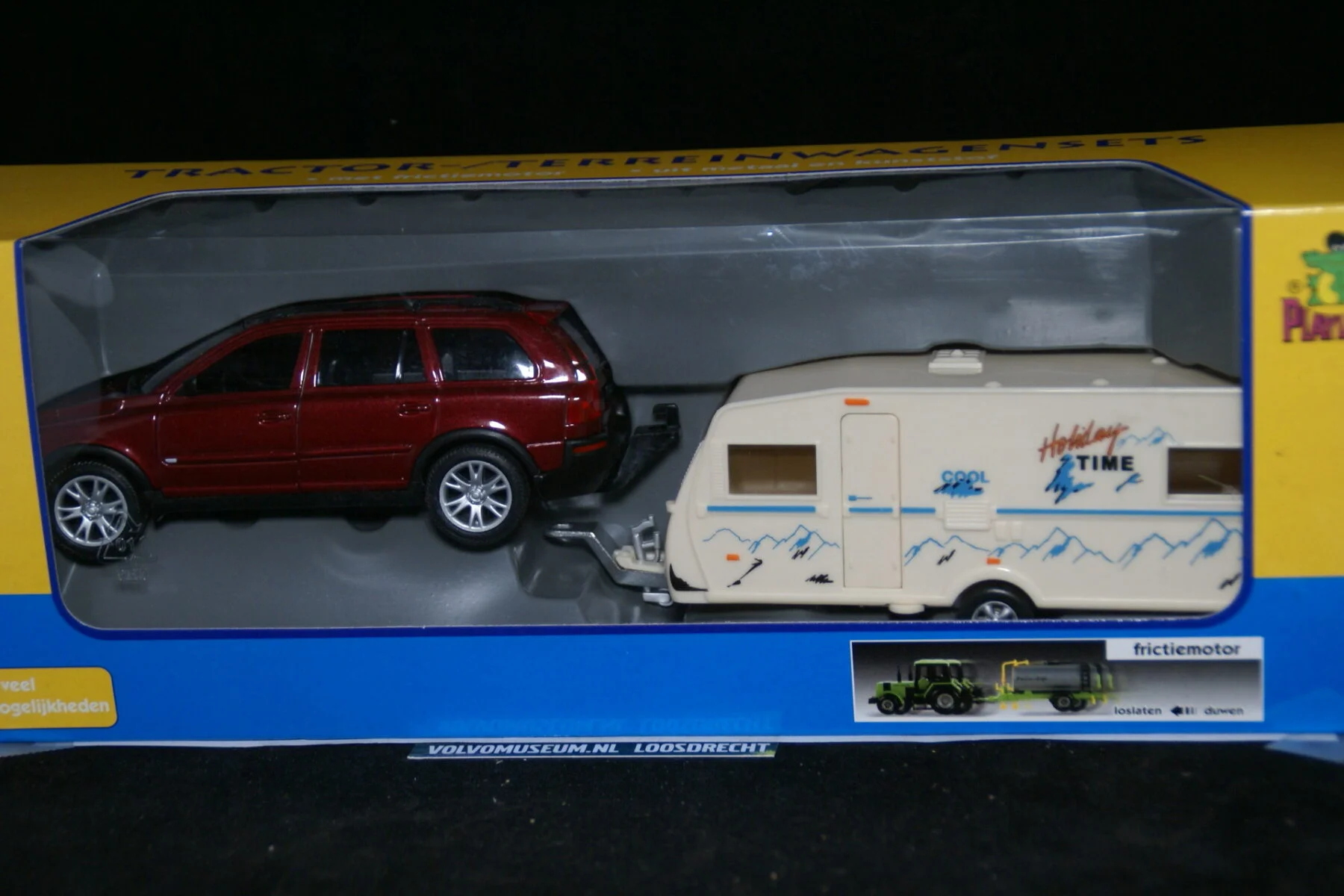 DSC02793 miniatuur Volvo XC90 roodmet met caravan 1op32 Welly 109959 MB