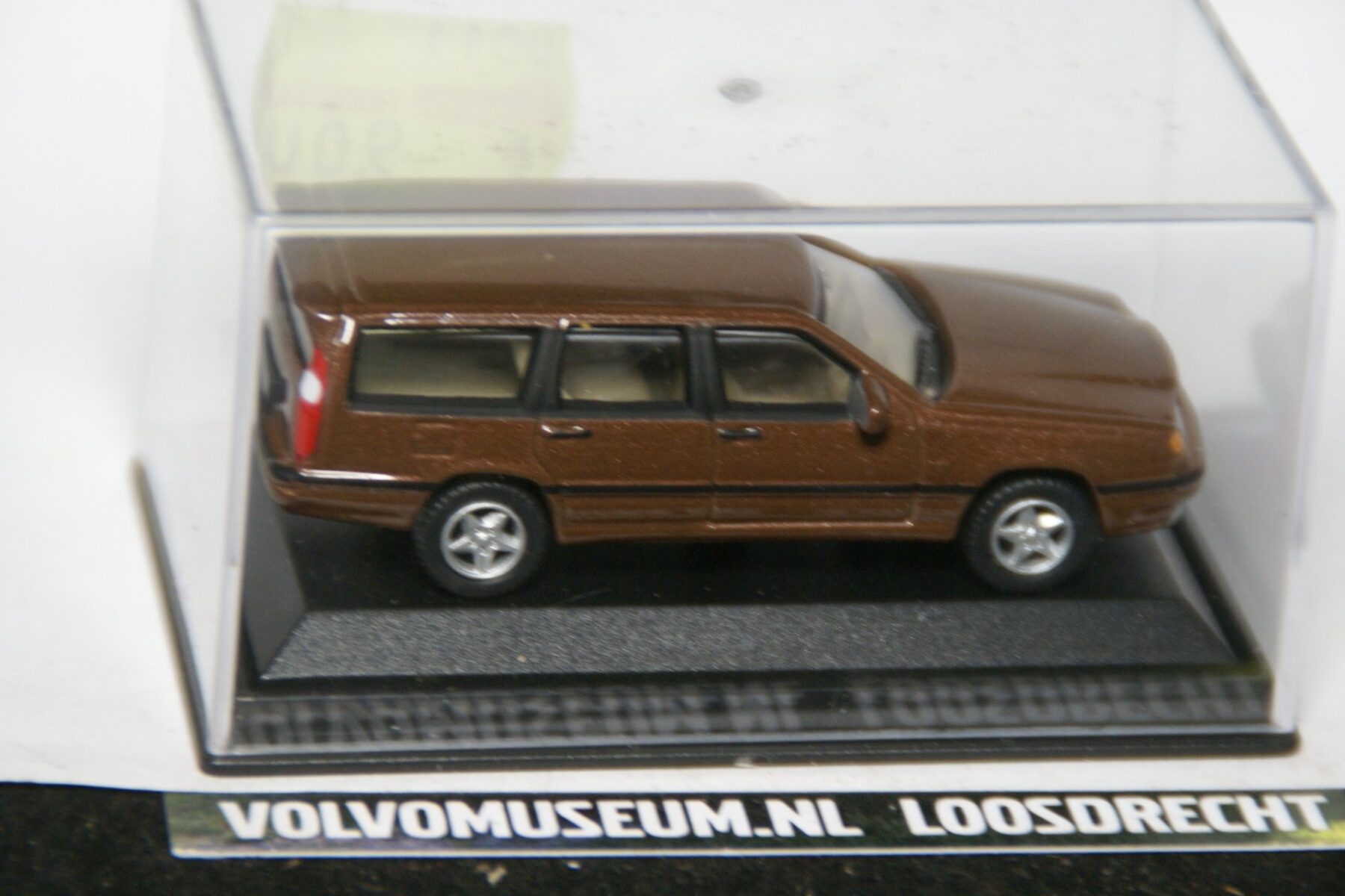 DSC02827 miniatuur Volvo V70 bruinmet 1op72 Brio 181345 MB