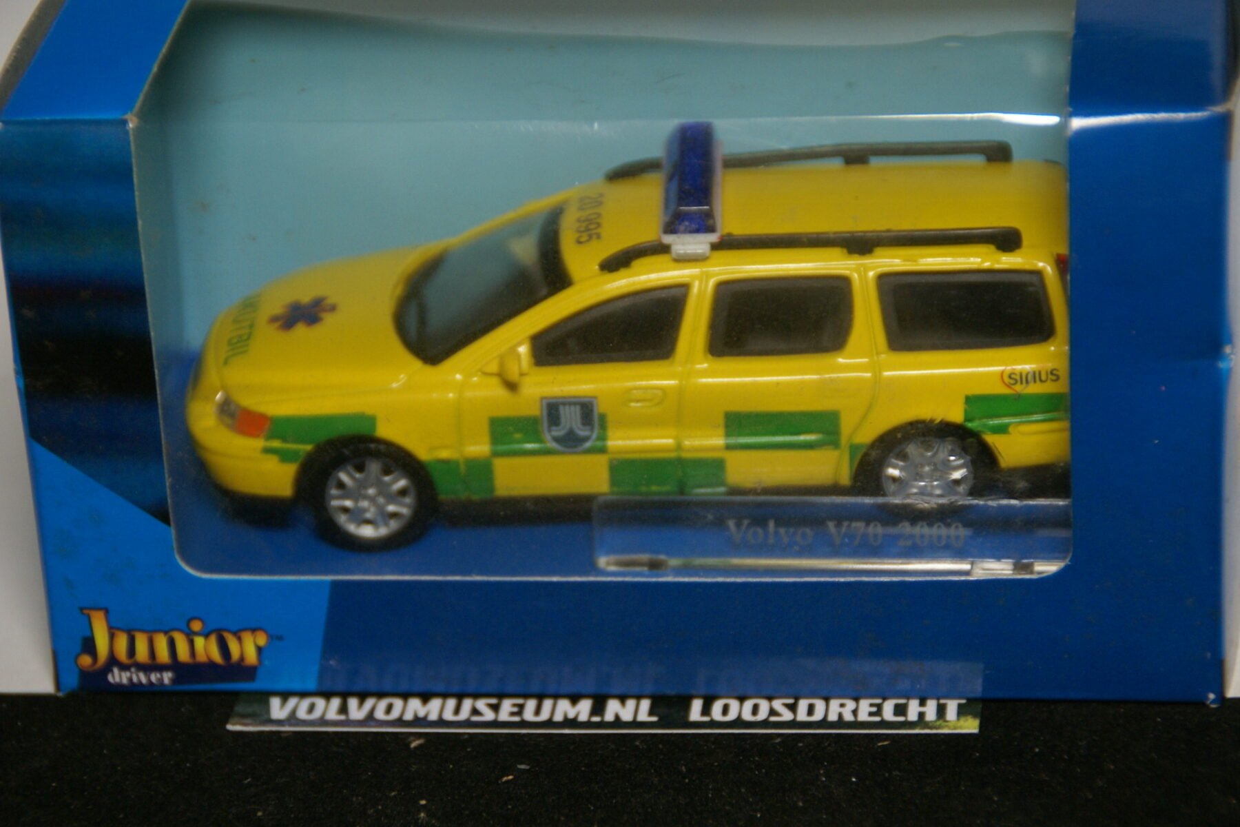 DSC02860 miniatuur 2000 Volvo V70 Ambulans geel 1op43 Brio 041957 MB