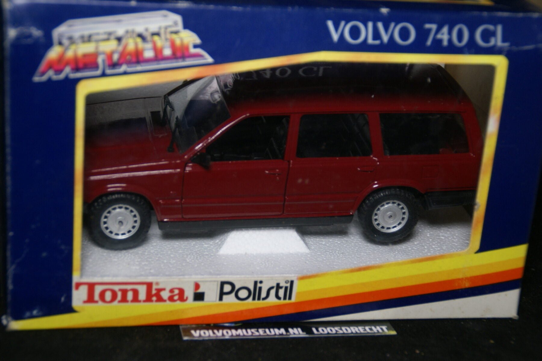 DSC02865 miniatuur Volvo 740 745GLE rood 1op24 Polistil MB