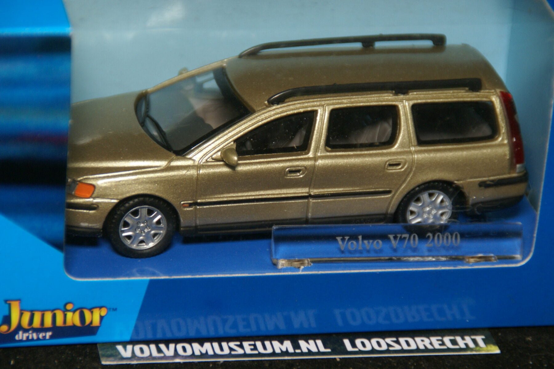 DSC02875 miniatuur Volvo V70 goudmet 1op43 Brio 250090 MB
