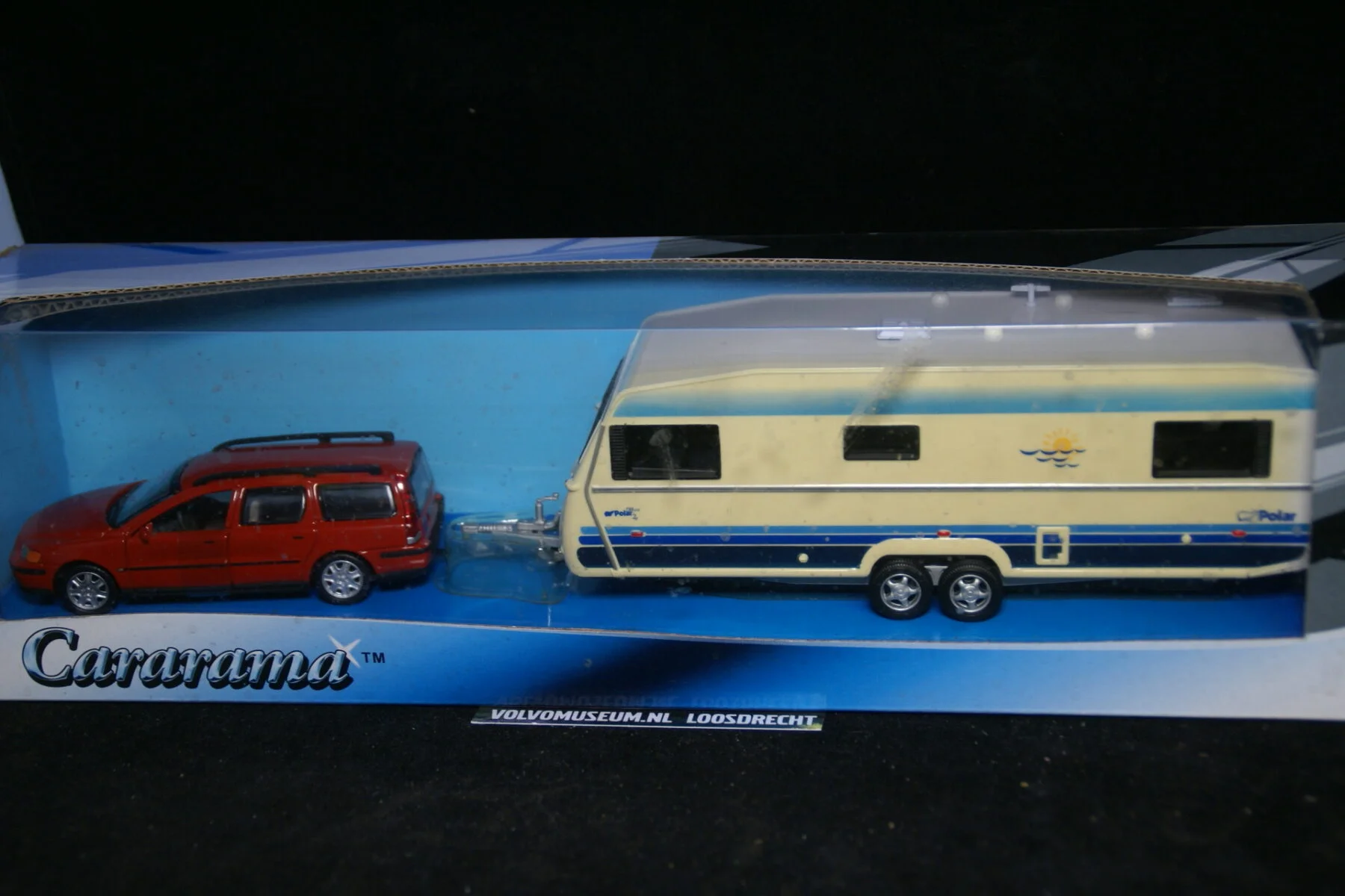 DSC02887 miniatuur Volvo V70 rood met caravan 1op43 Carrarama 004815 MB