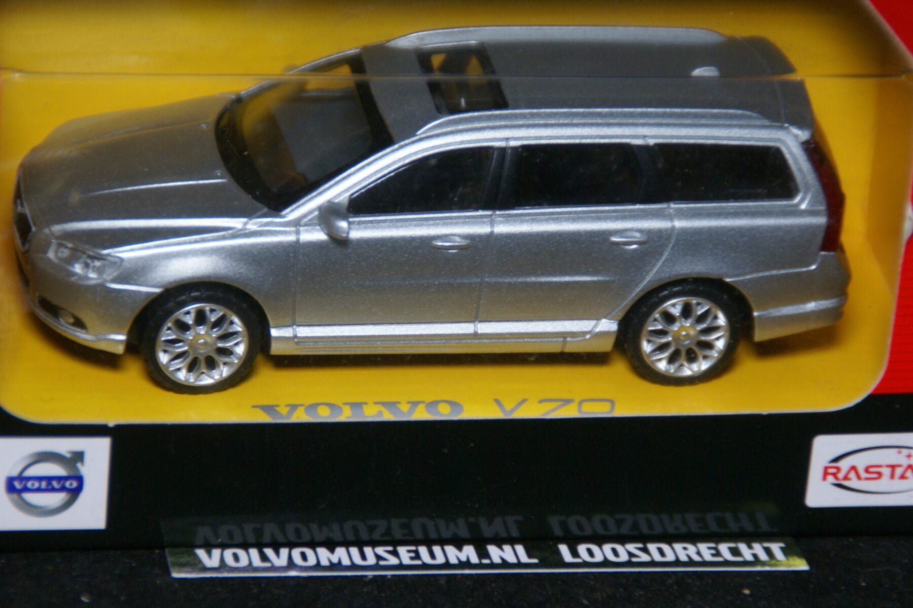 DSC02900 miniatuur Volvo V70 grijsmet ca  1op42 Rastar 931925 MB