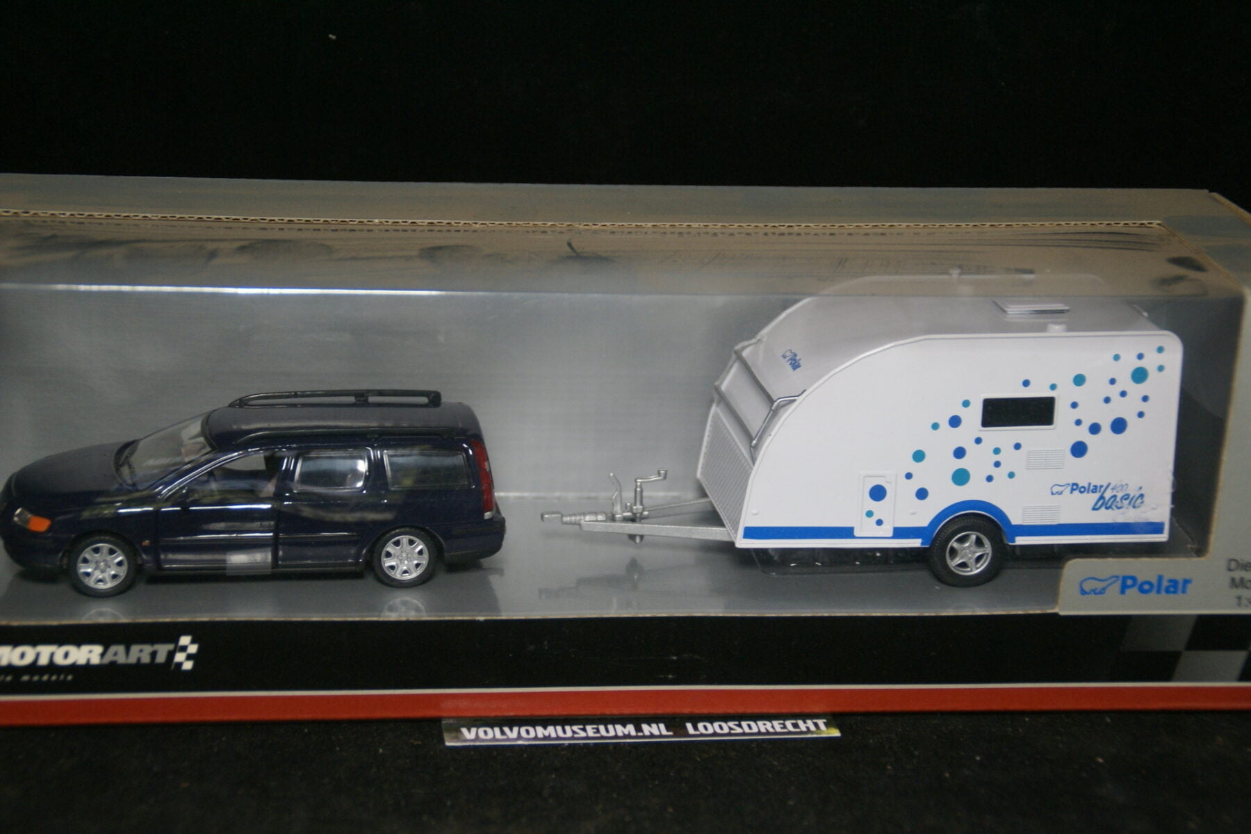 DSC02906 miniatuur Volvo V70 blauw met caravan 1op43 Motorart 131560 MB