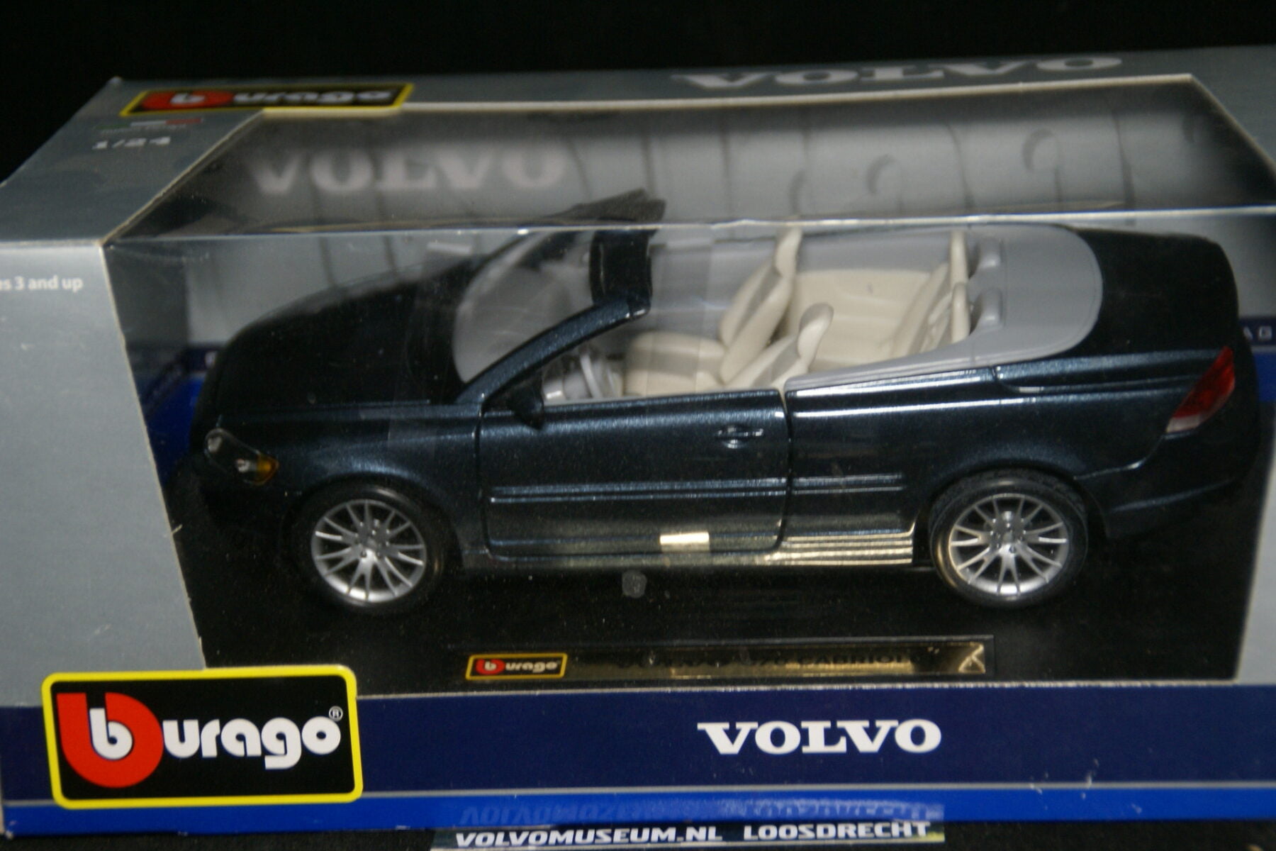 DSC02930 miniatuur Volvo CC70 blauwmet 1op24 Bburago 210251 MB