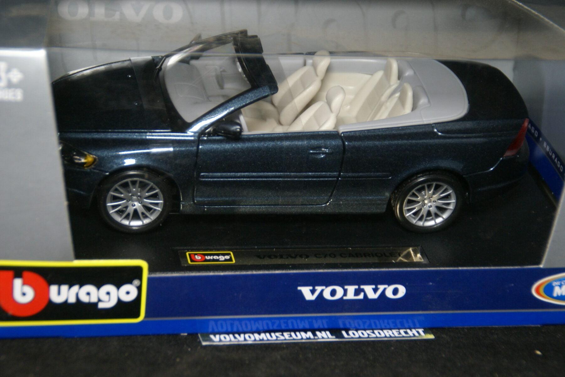 DSC02932 miniatuur Volvo CC70 grijsblauwmet 1op24 Bburago 210251 MB