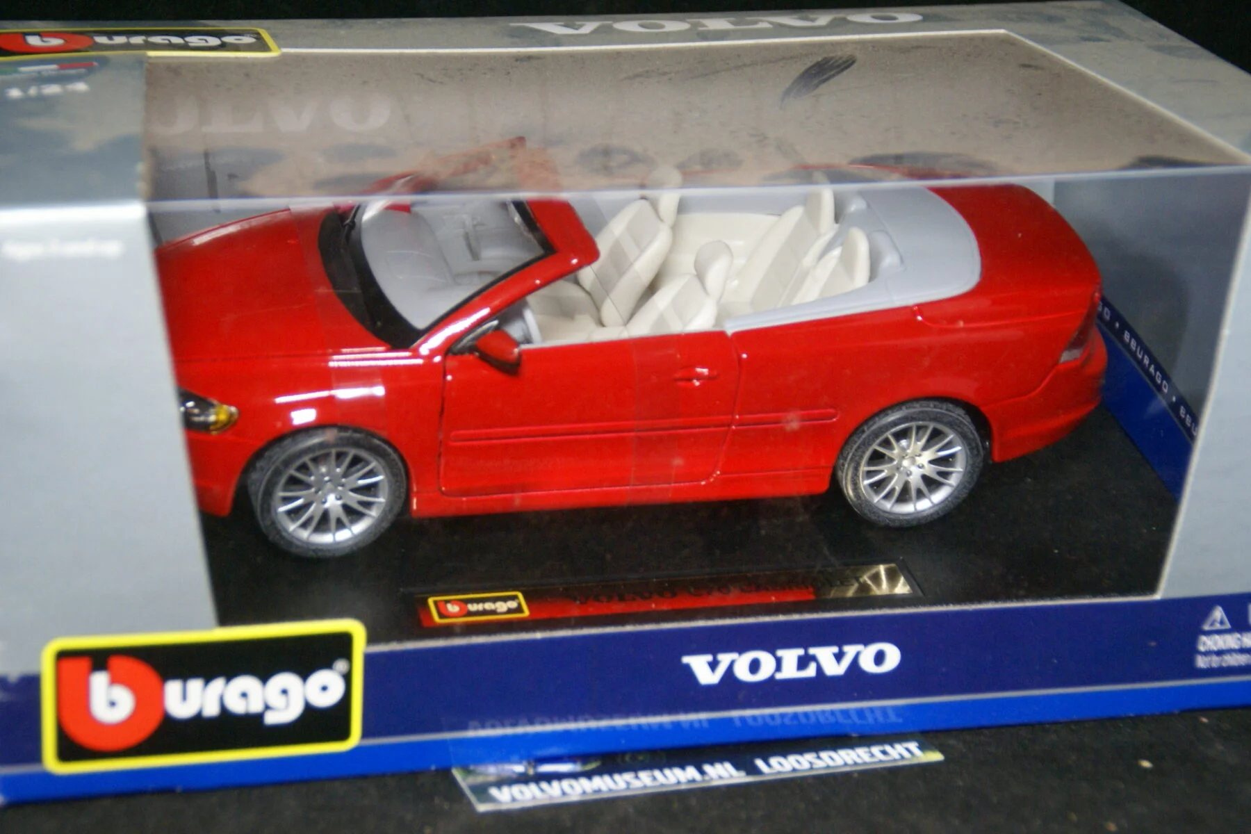 DSC02934 miniatuur Volvo CC70 rood 1op24 Bburago 210251 MB