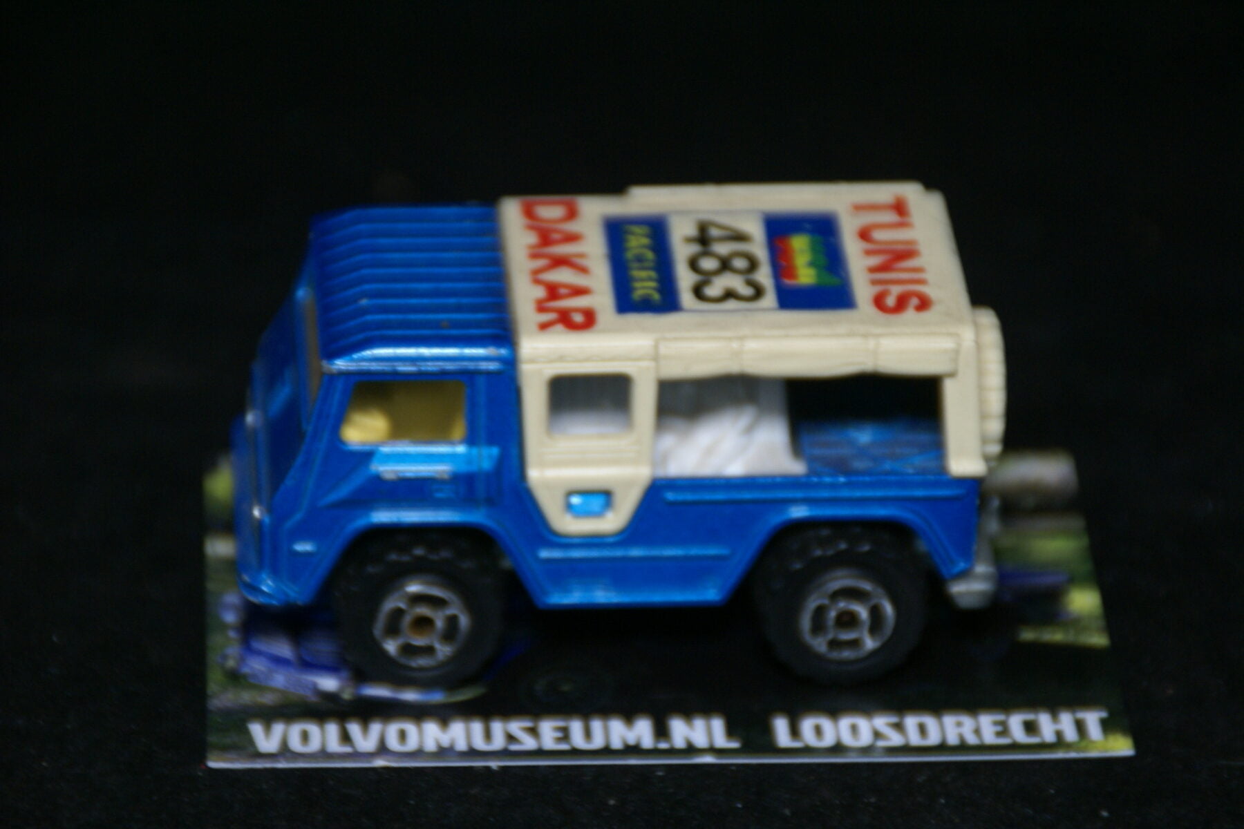 DSC02954 miniatuur Volvo C202 Laplander blauw Dakar ca 1op70 Majorette Mint