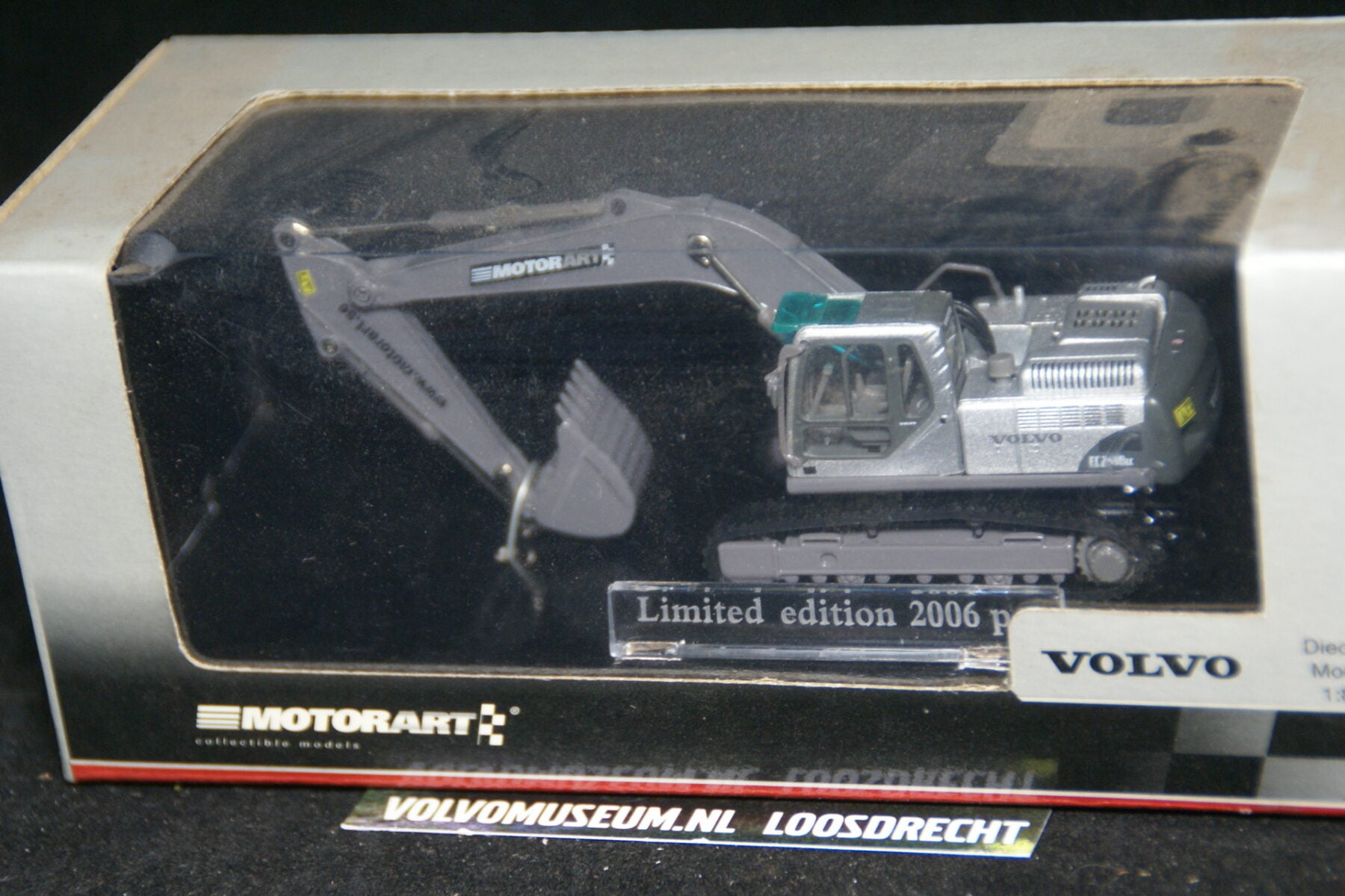 DSC02961 miniatuur Volvo graafmachine zilvermet ca 1op70 Motorart 133403 1 van 2006 MB