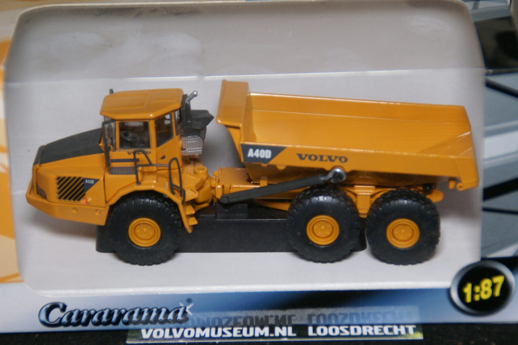 DSC02967 miniatuur Volvo dumper A40D geel 1op87 Carrarama 008103 MB