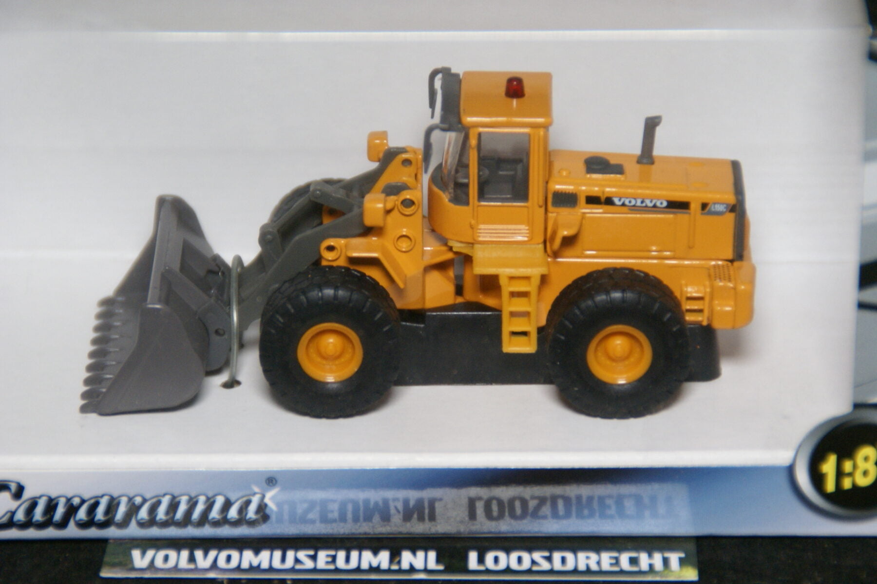 DSC02969 miniatuur Volvo shovel L80C geel 1op87 Carrarama 008103 MB