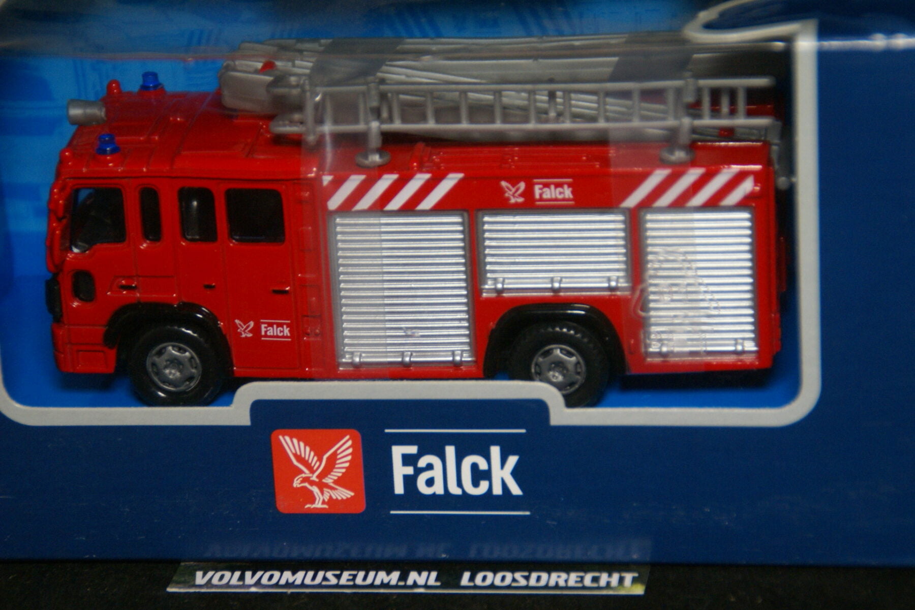 DSC02999 miniatuur Volvo truck brandweer Falck ca 1op43 Toptoy 208522 MB