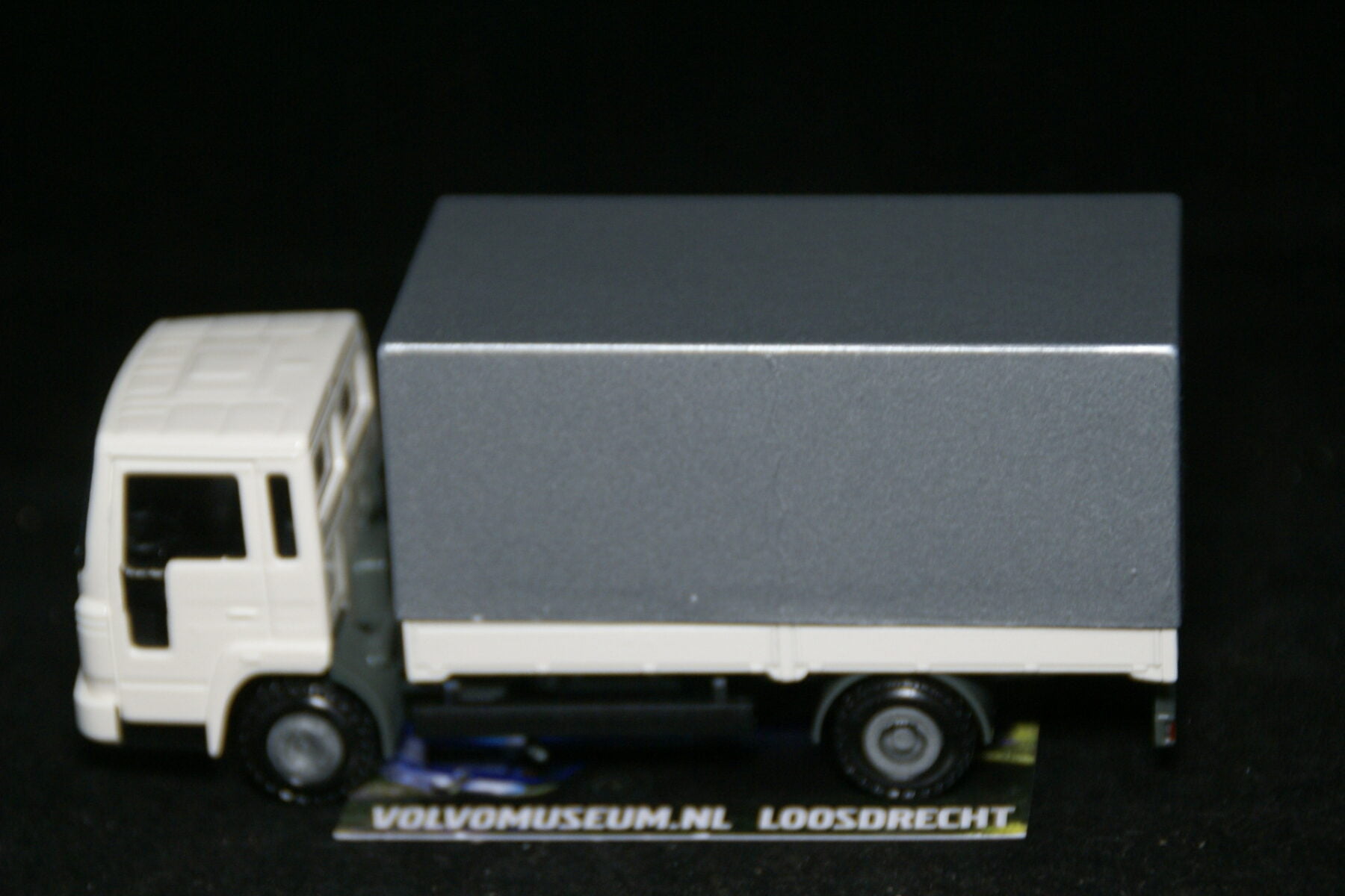 DSC03005 miniatuur Volvo truck wit ca 1op50 Volvo 280949 MB