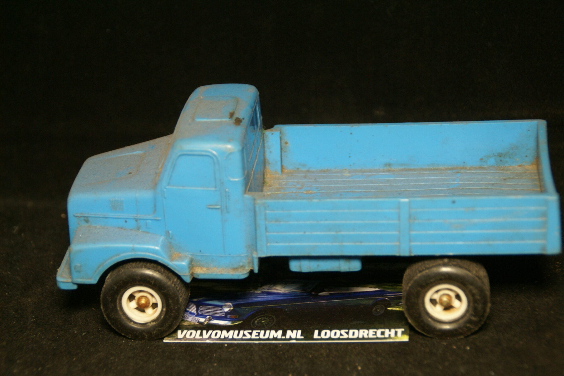 DSC03007 miniatuur Volvo truck blauw ca 1op35 Tomte Galanite bespeeld