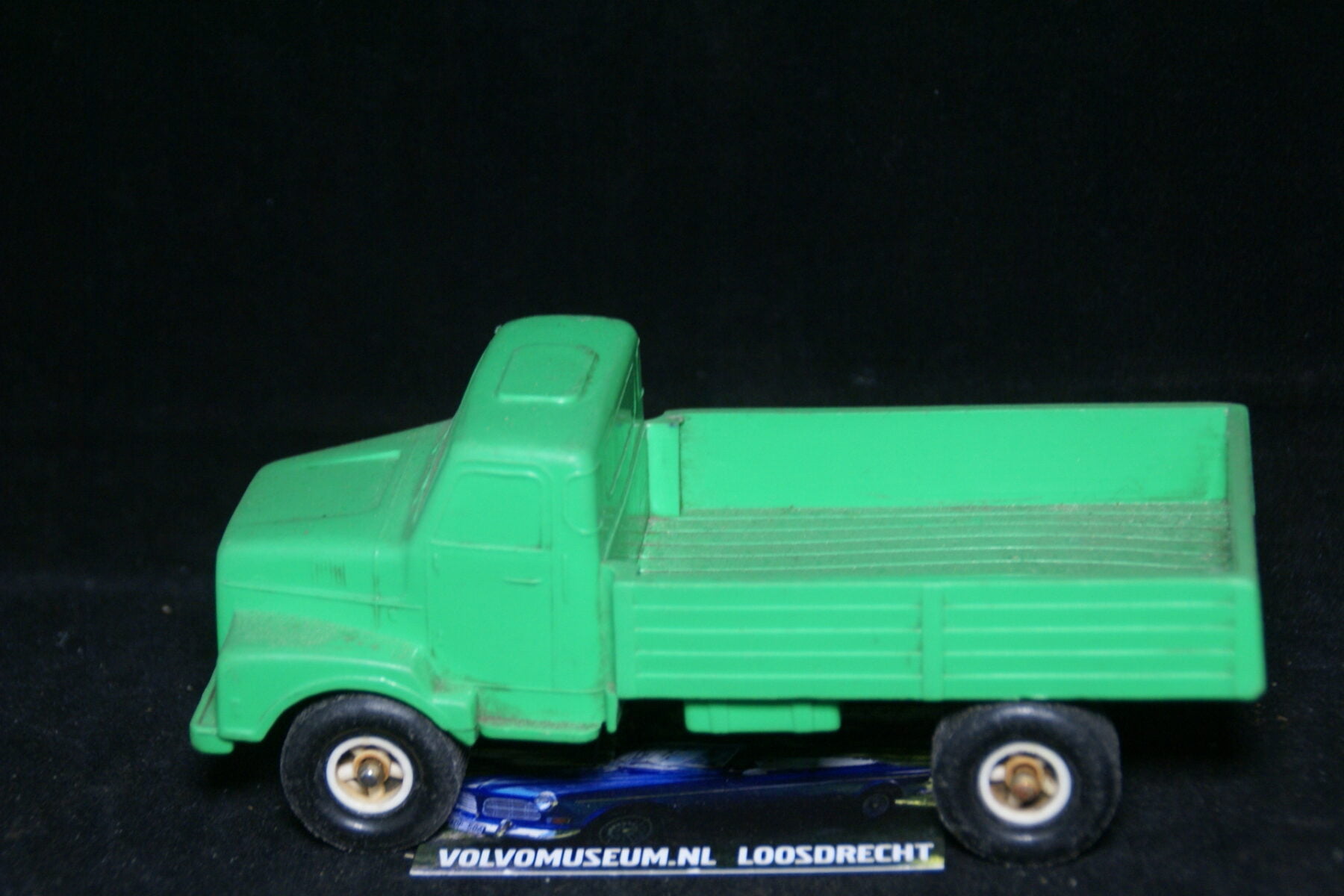 DSC03008 miniatuur Volvo truck groen ca 1op35 Tomte Galanite bespeeld