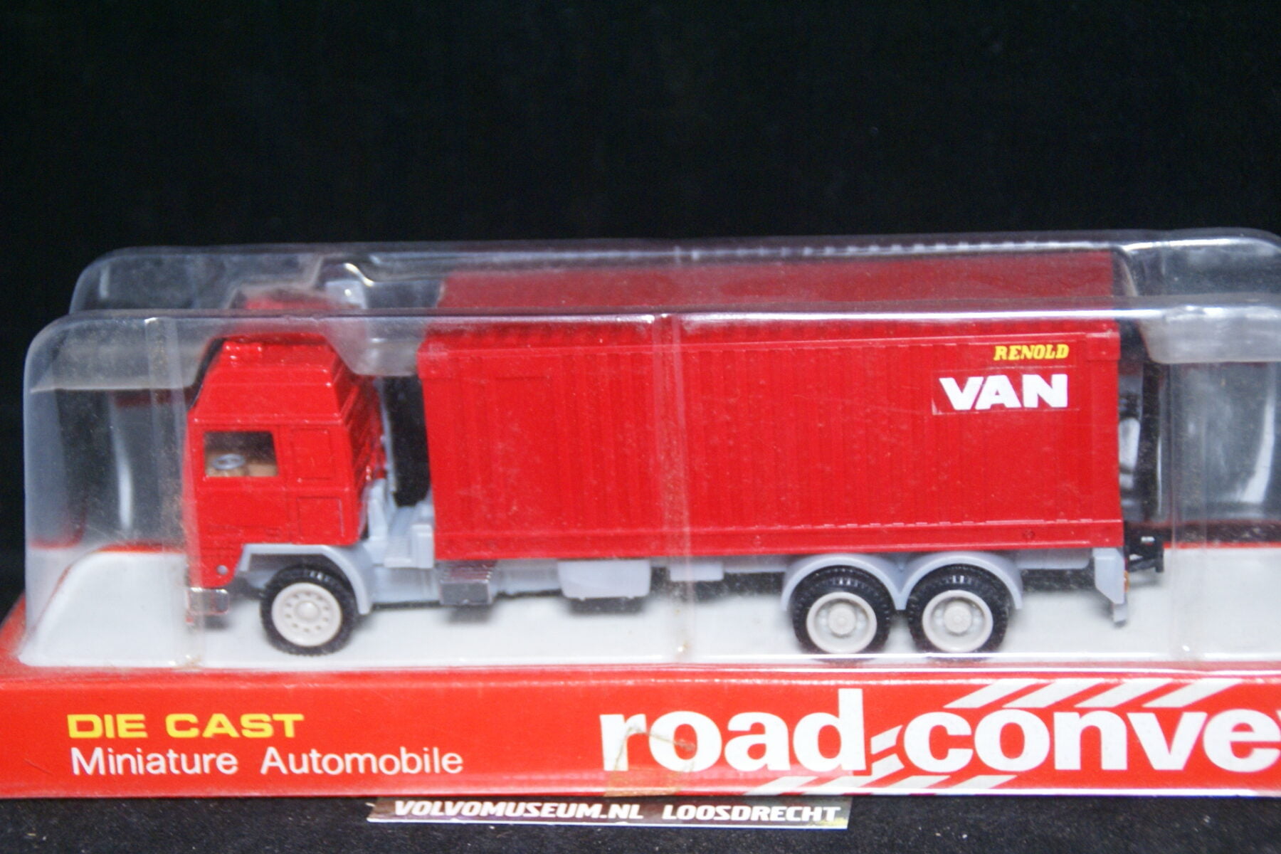 DSC03010 miniatuur Volvo container truck rood ca 1op50 Road Convoy MB