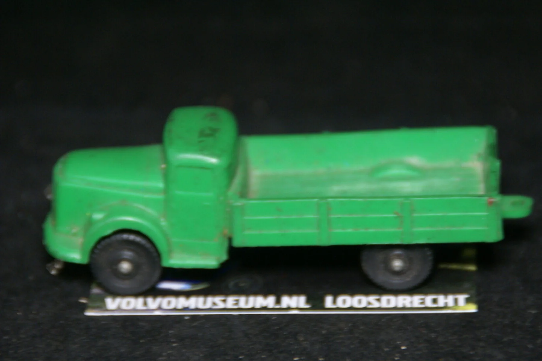 DSC03012 miniatuur Volvo truck groen ca 1op50 Tomte Galanite bespeeld